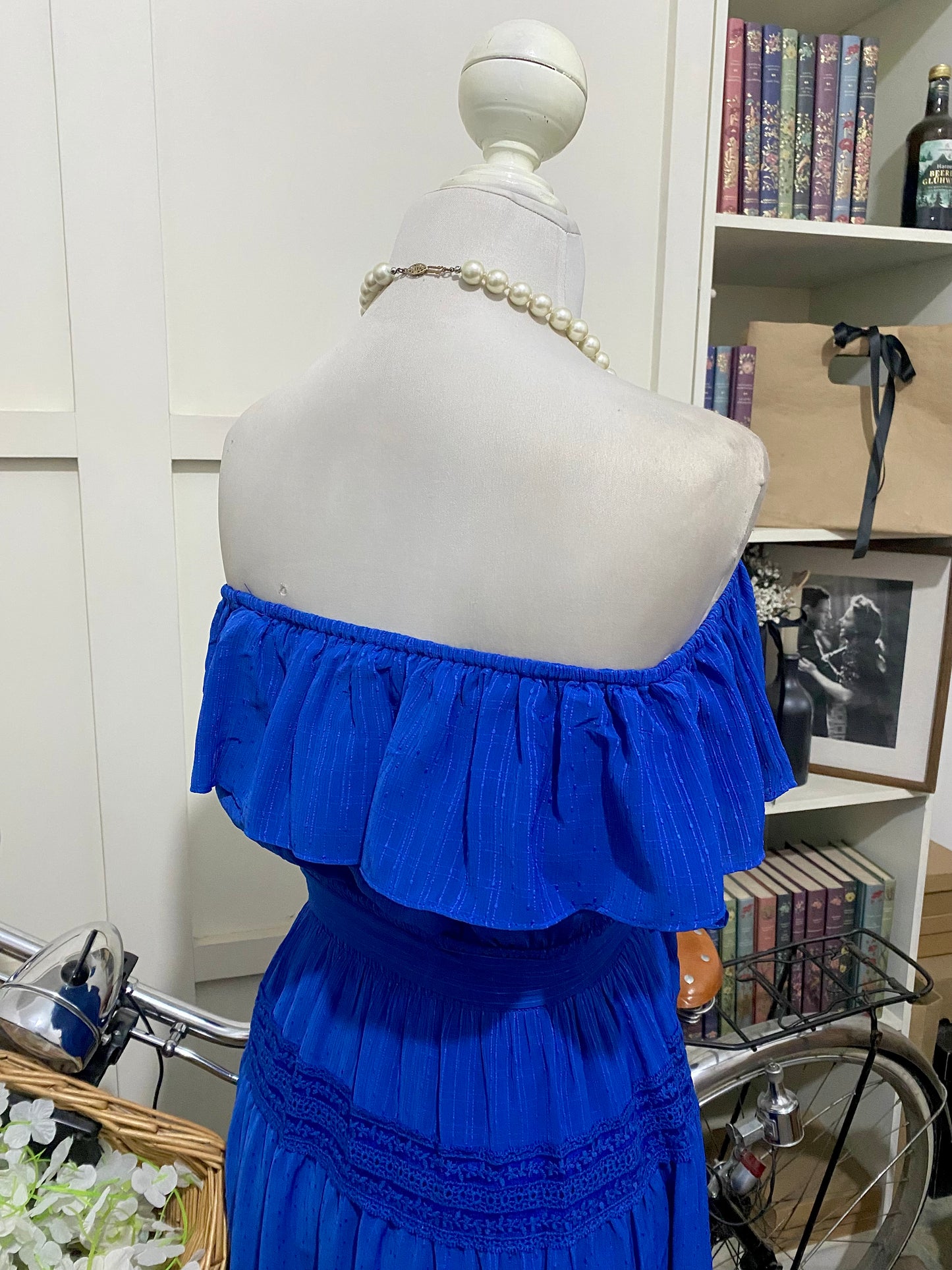 Vania, vestido largo línea A azul rey o real hombros descubiertos