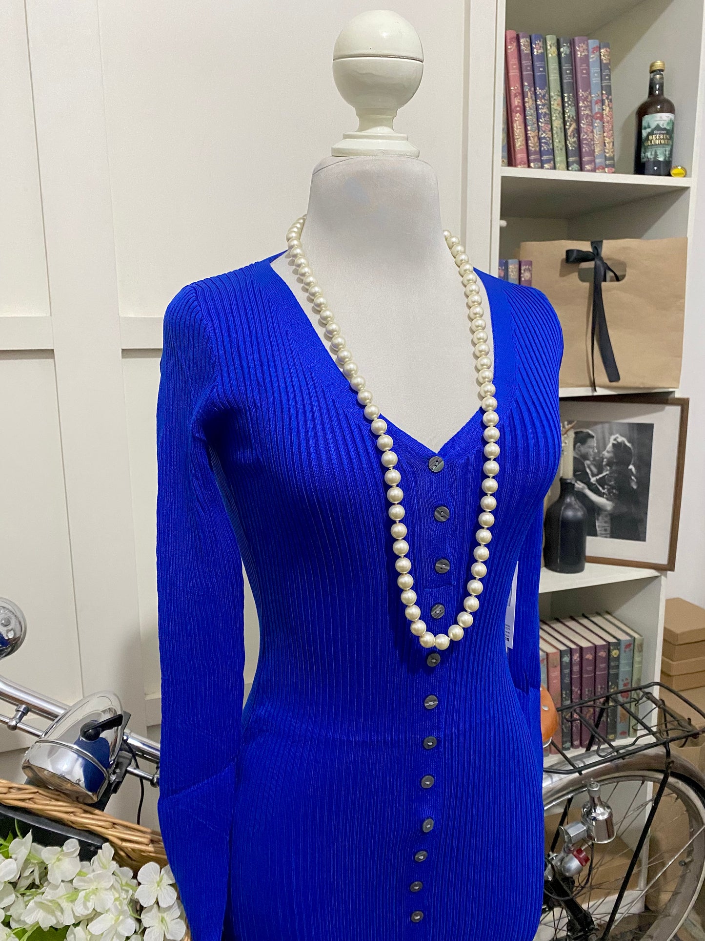 Vestido midi ajustado azul rey o real manga larga