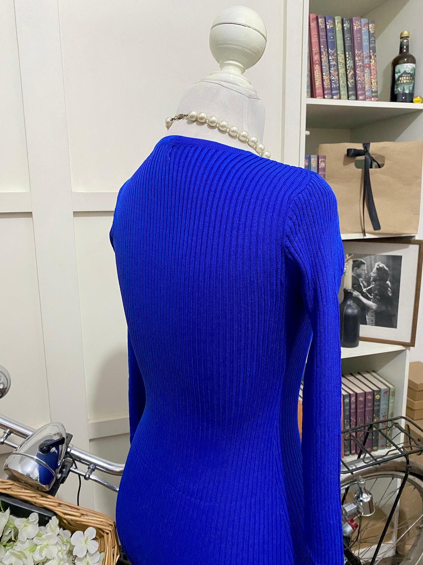 Vestido midi ajustado azul rey o real manga larga