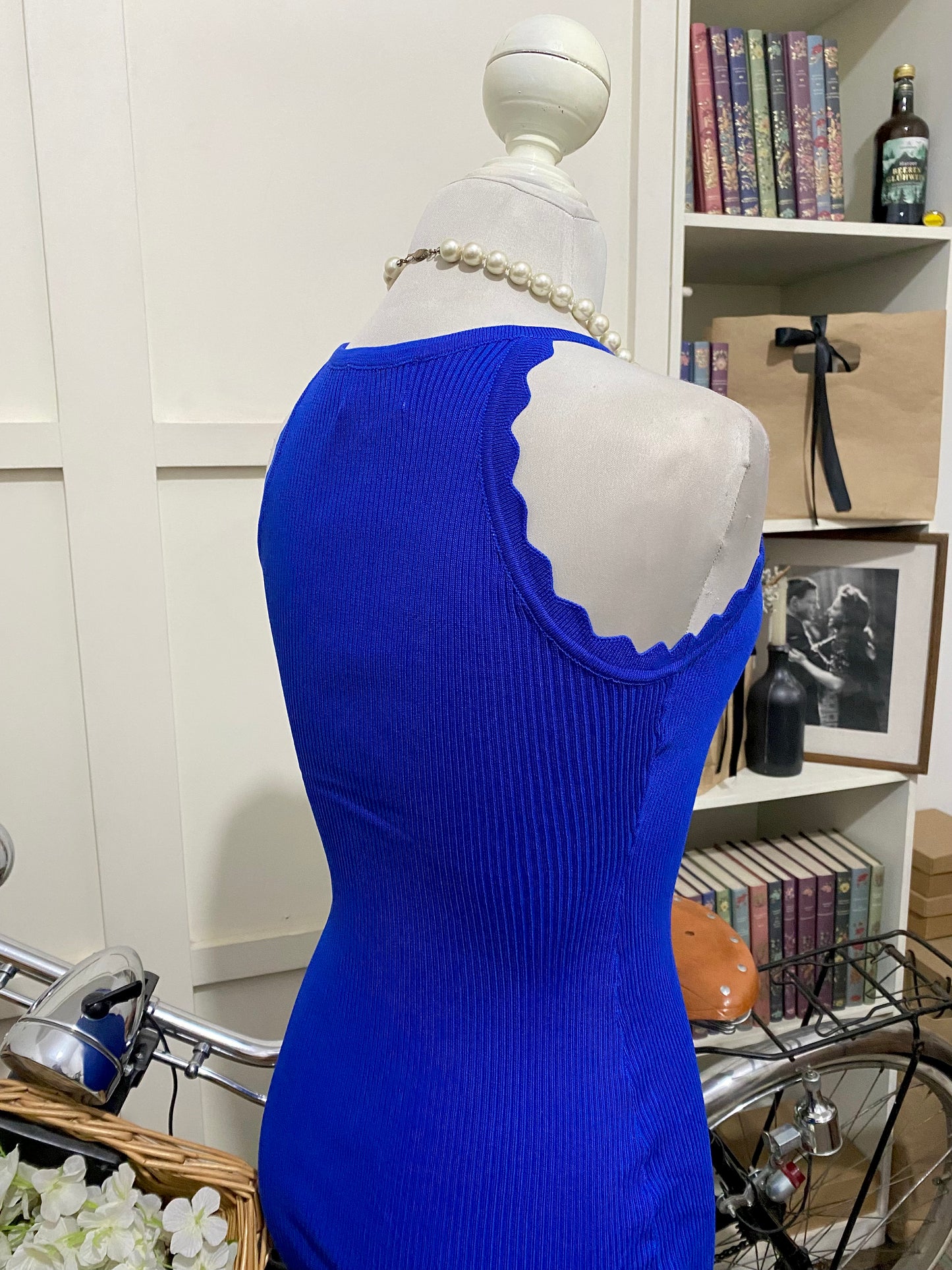 Vestido midi ajustado azul rey o real tirantes