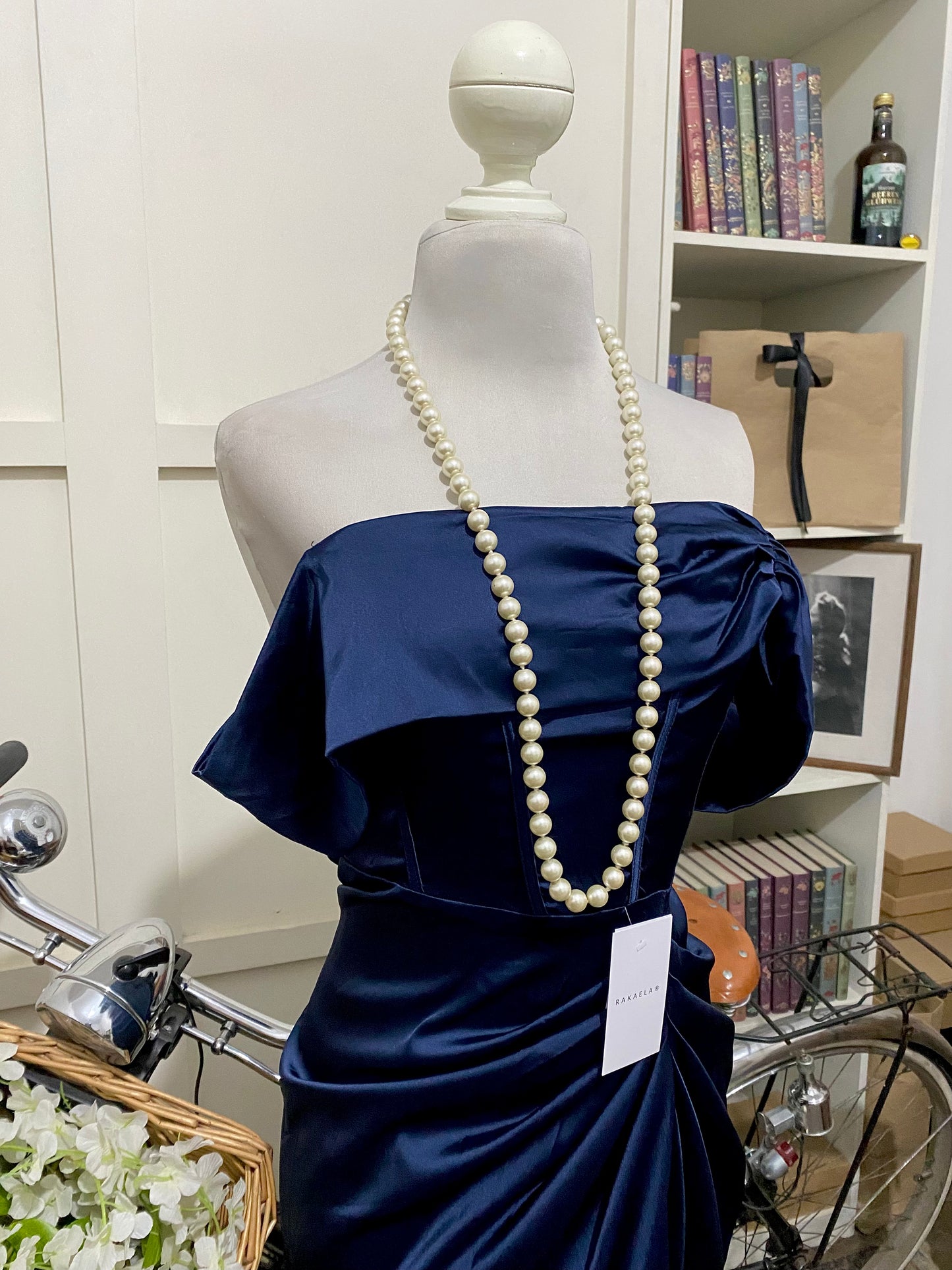 Vestido midi ajustado azul marino hombros descubiertos