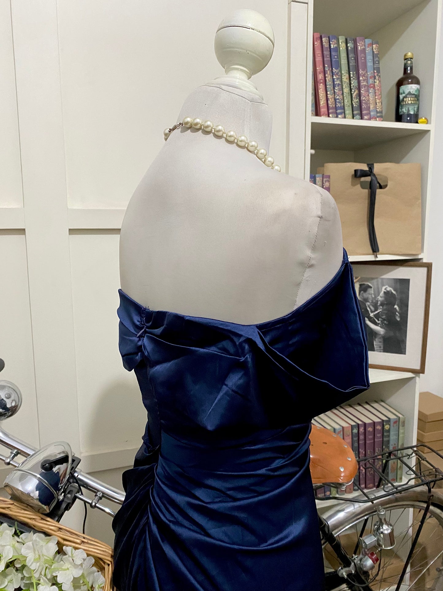 Vestido midi ajustado azul marino hombros descubiertos
