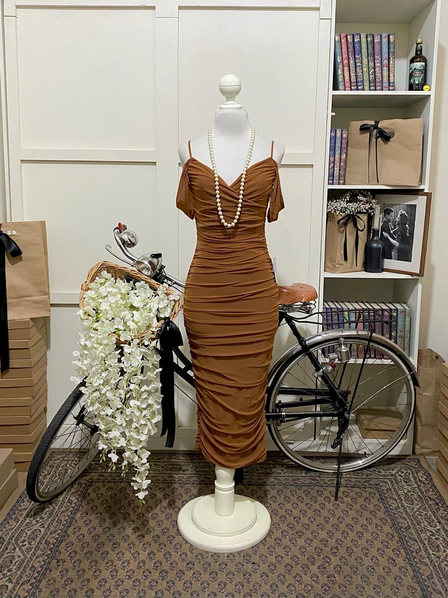 Vestido midi ajustado marrón tirantes manga caída