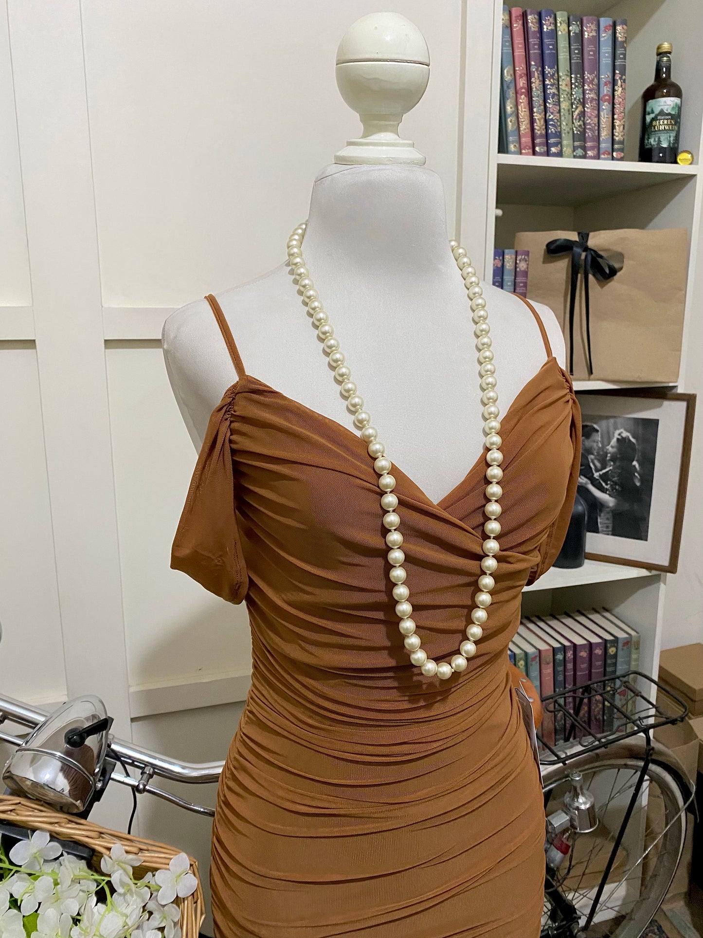 Vestido midi ajustado marrón tirantes manga caída