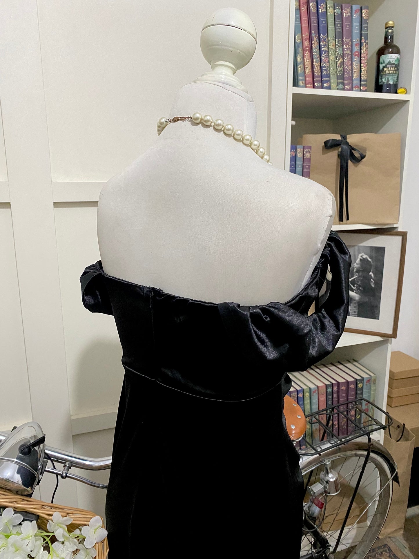 Vestido largo ajustado negro hombros descubiertos manga caída