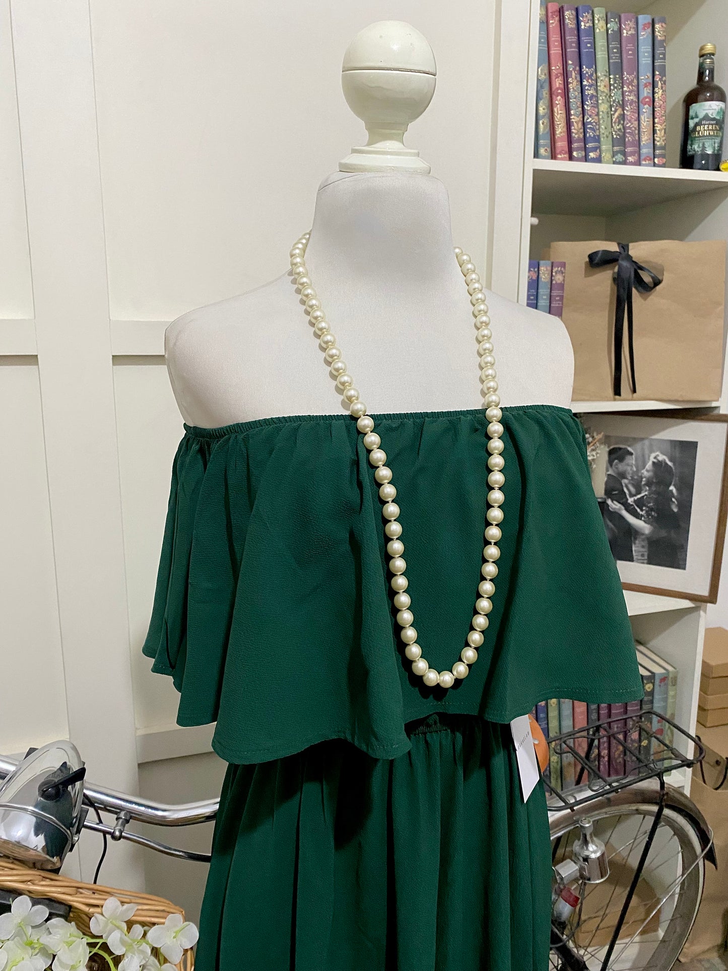 Vestido largo corte A verde oscuro hombros descubiertos