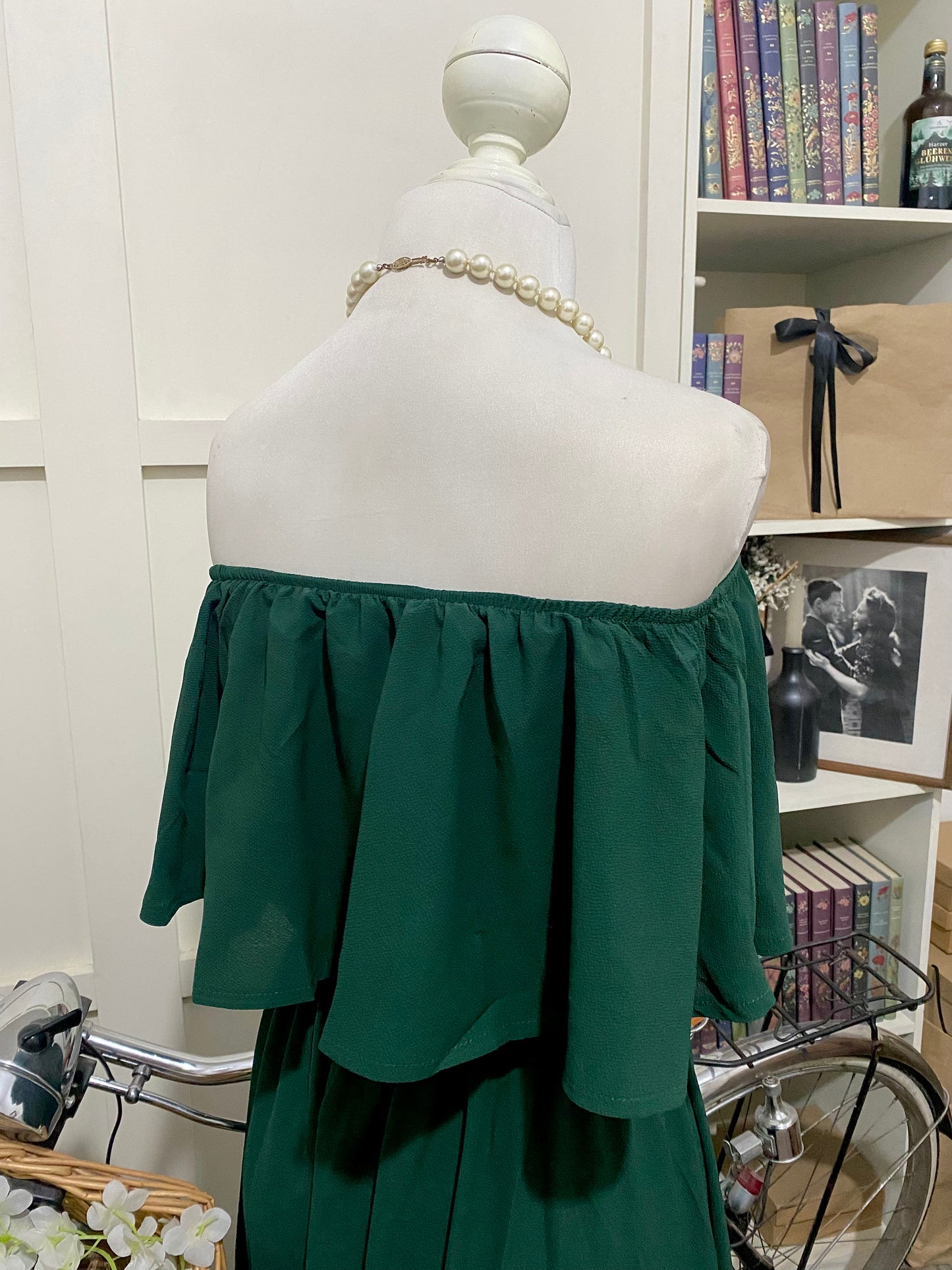 Vestido largo corte A verde oscuro hombros descubiertos
