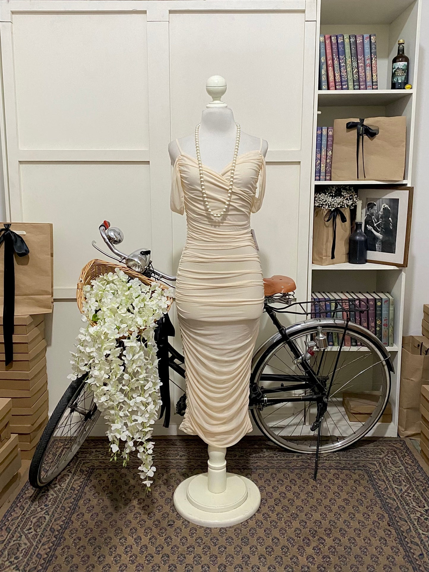 Vestido midi ajustado albaricoque tirantes manga caída