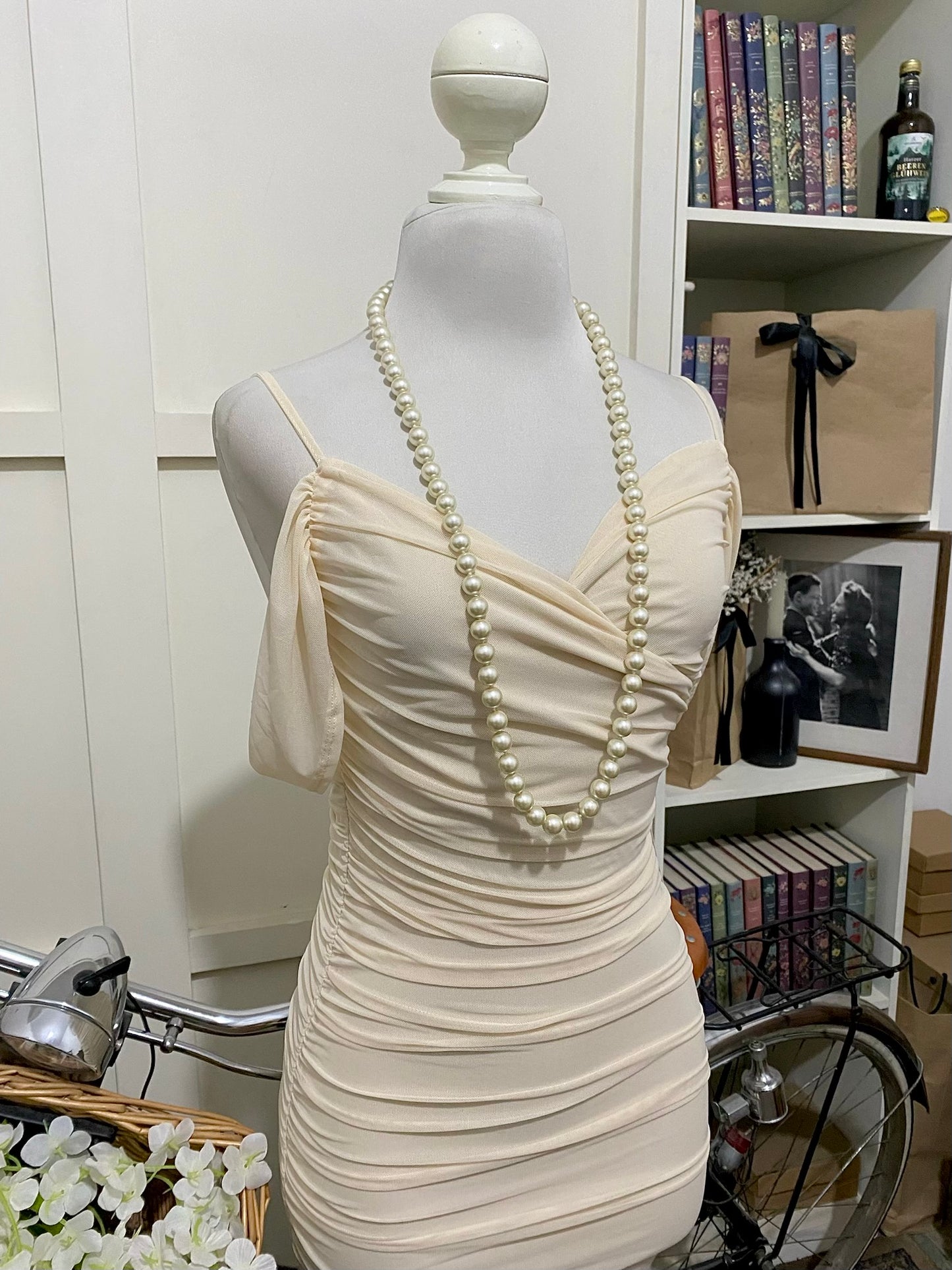 Vestido midi ajustado albaricoque tirantes manga caída