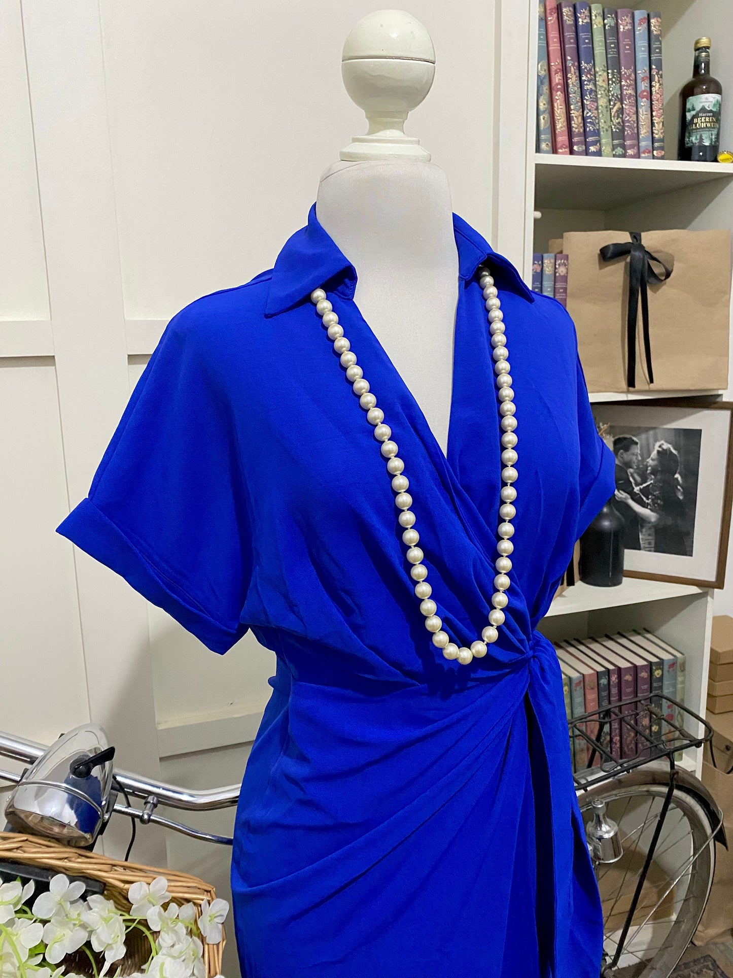 Vestido midi recto envolvente azul rey o real manga corta