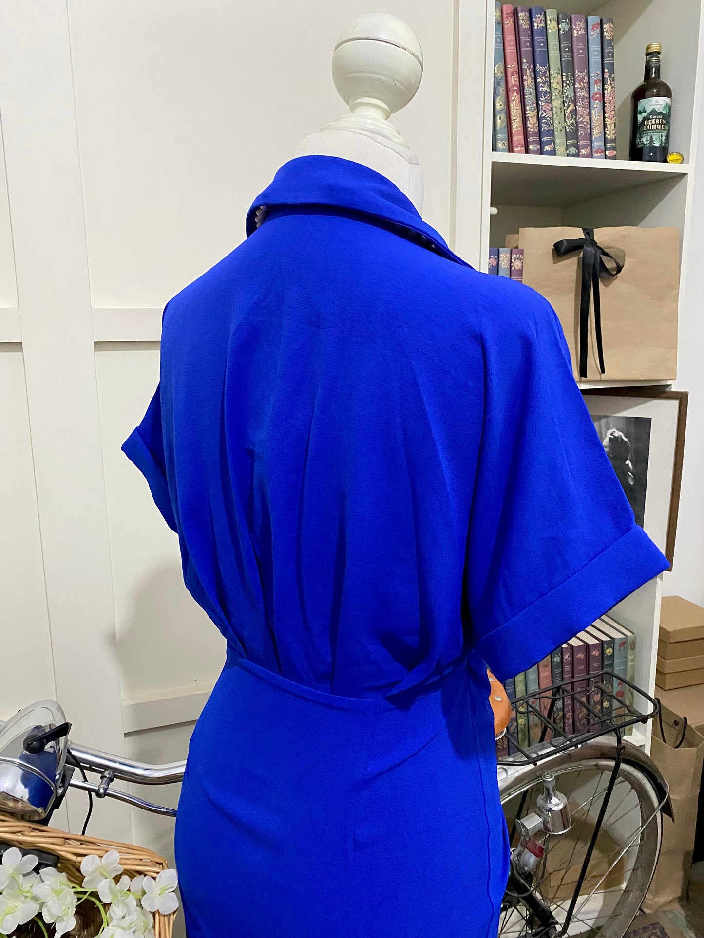 Vestido midi recto envolvente azul rey o real manga corta