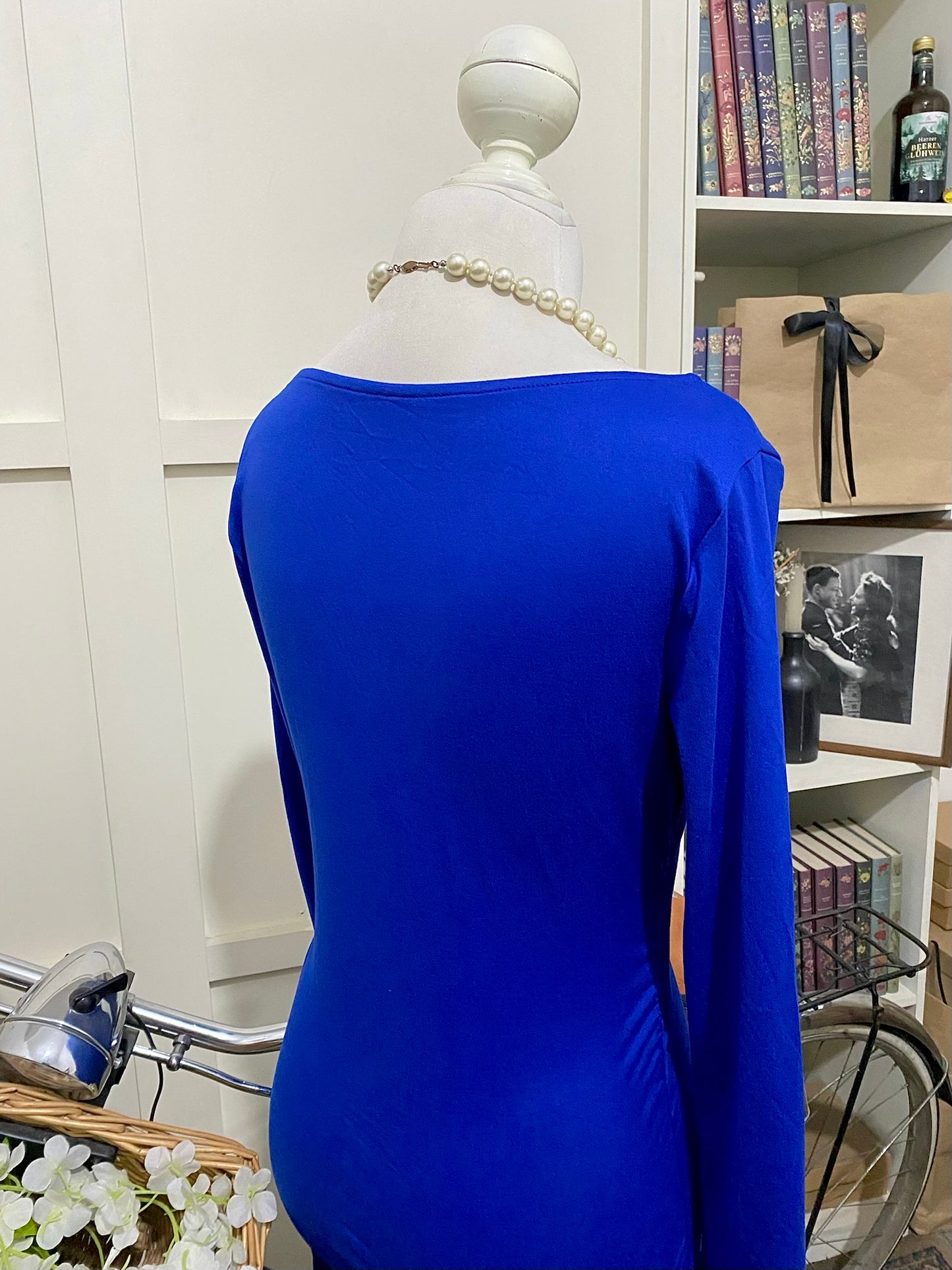 Vestido midi ajustado azul rey o real manga larga