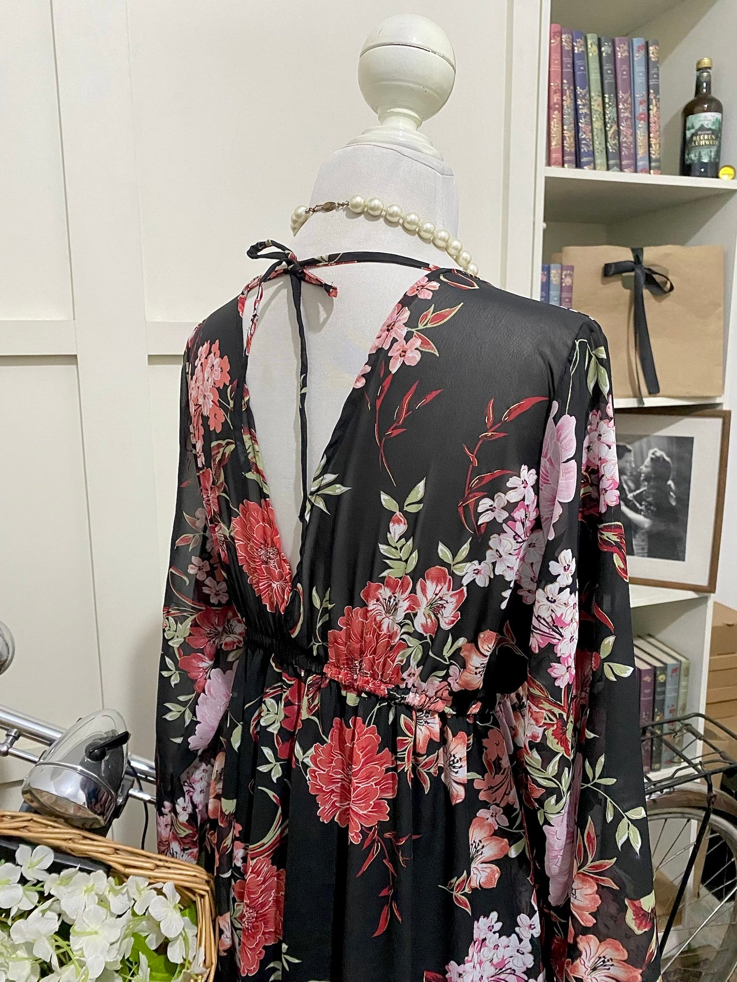 Vestido largo línea A negro flores manga larga