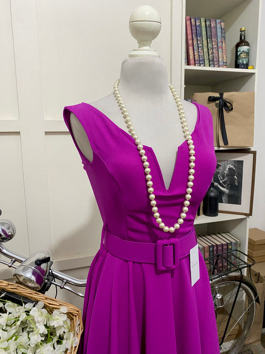 Julissa, vestido corto línea A magenta tirantes