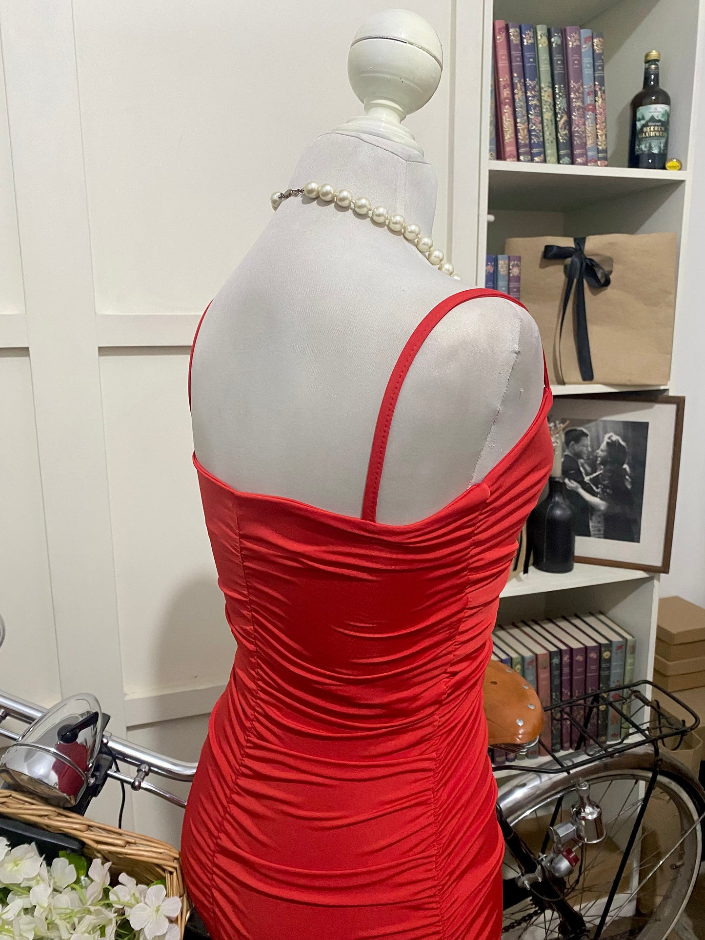 Johana, vestido midi ajustado rojo tirantes