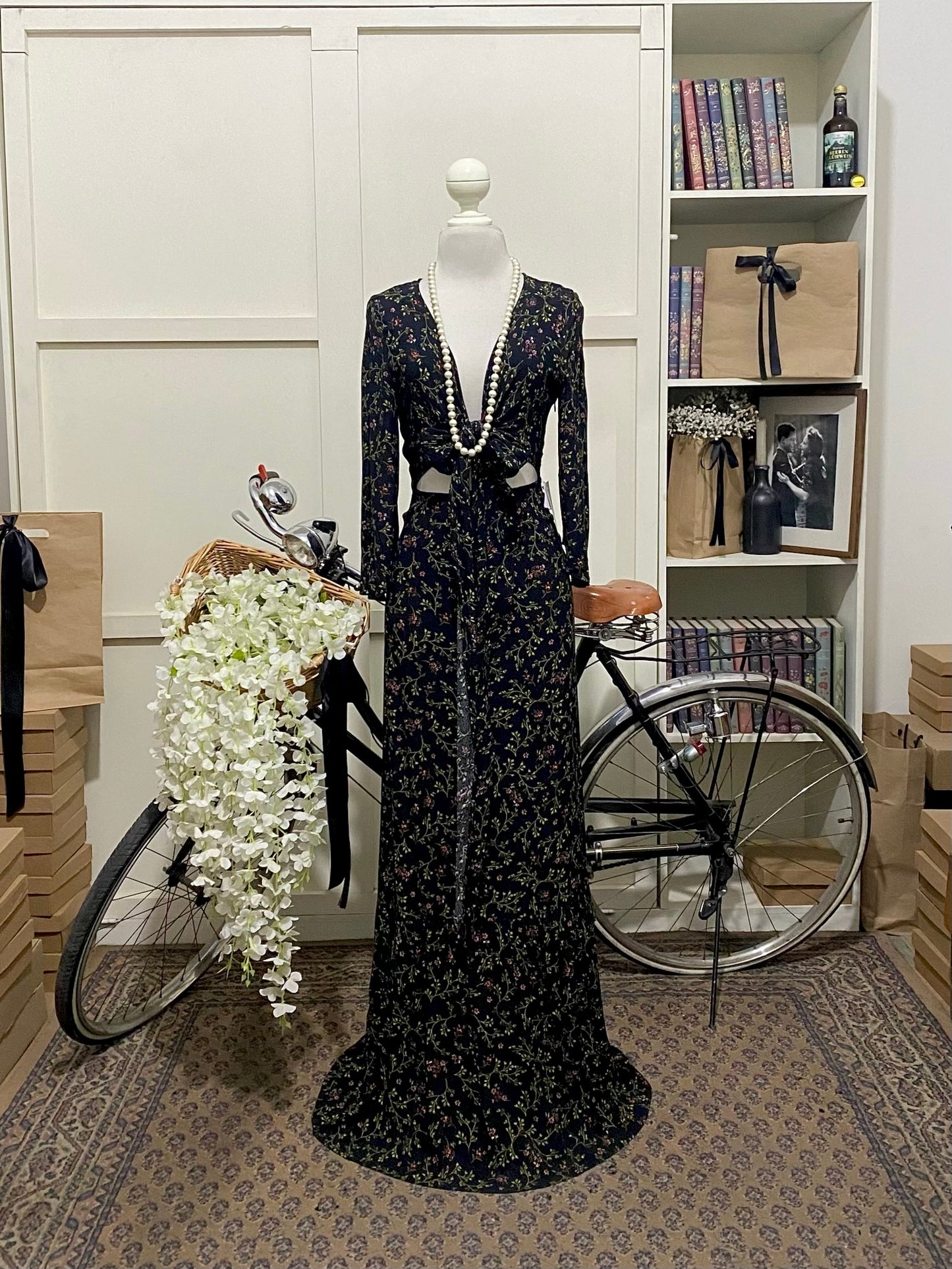 Samantha, vestido largo línea A negro flores manga simi larga