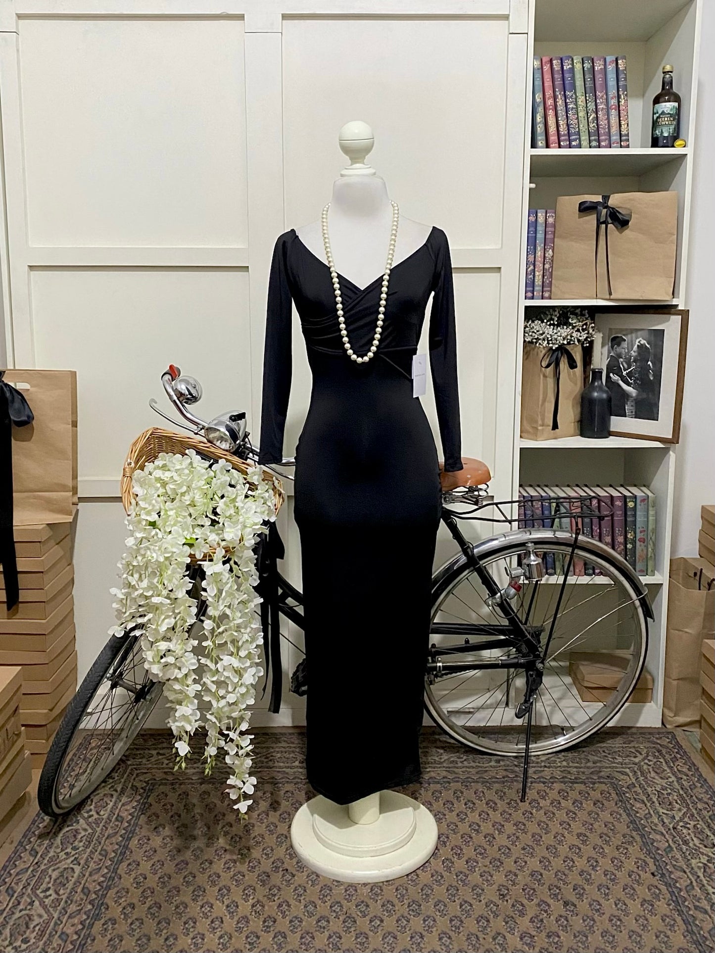 Ana, vestido midi ajustado negro mate manga larga