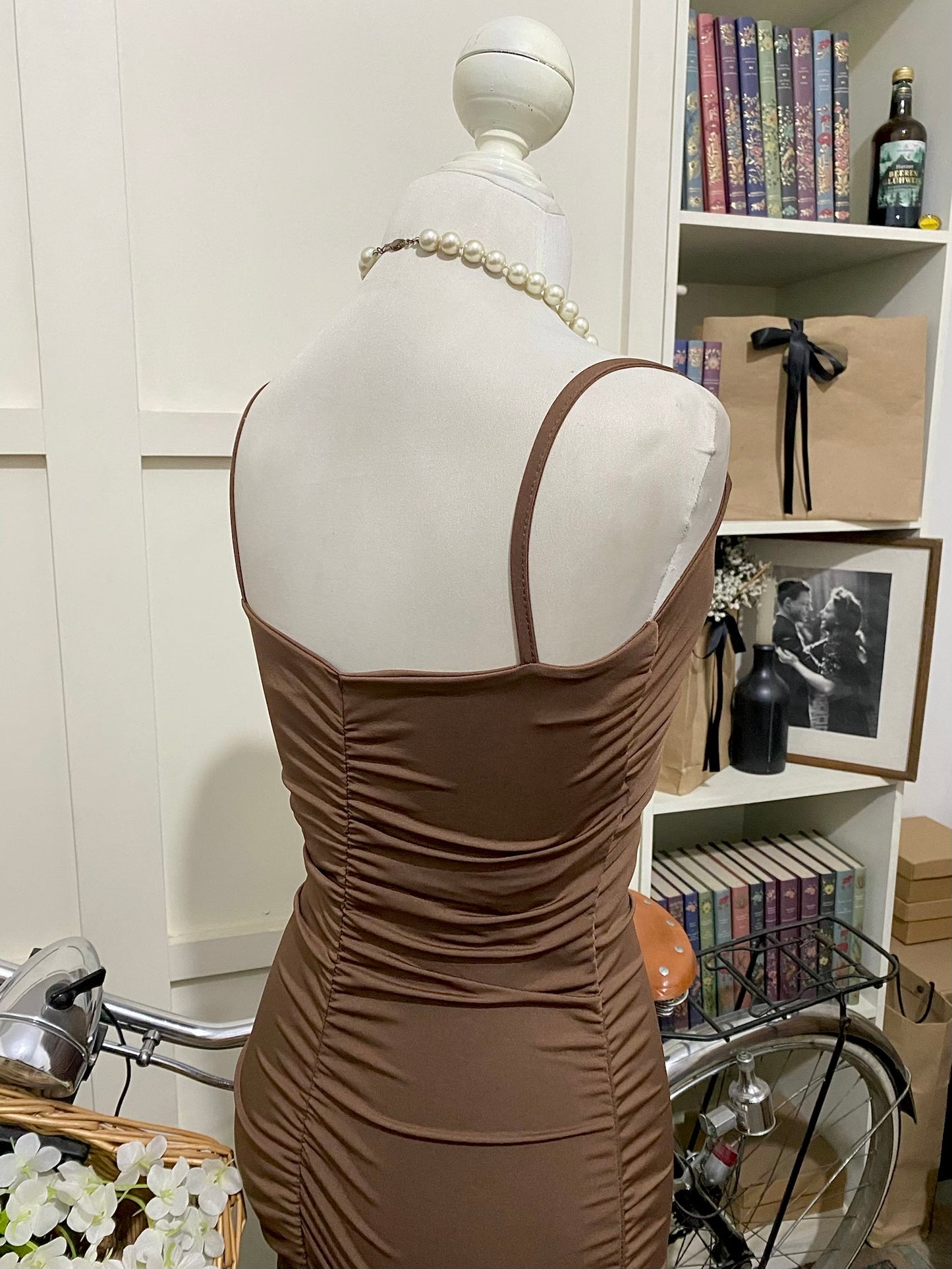 Johana, vestido midi ajustado café integral tirantes