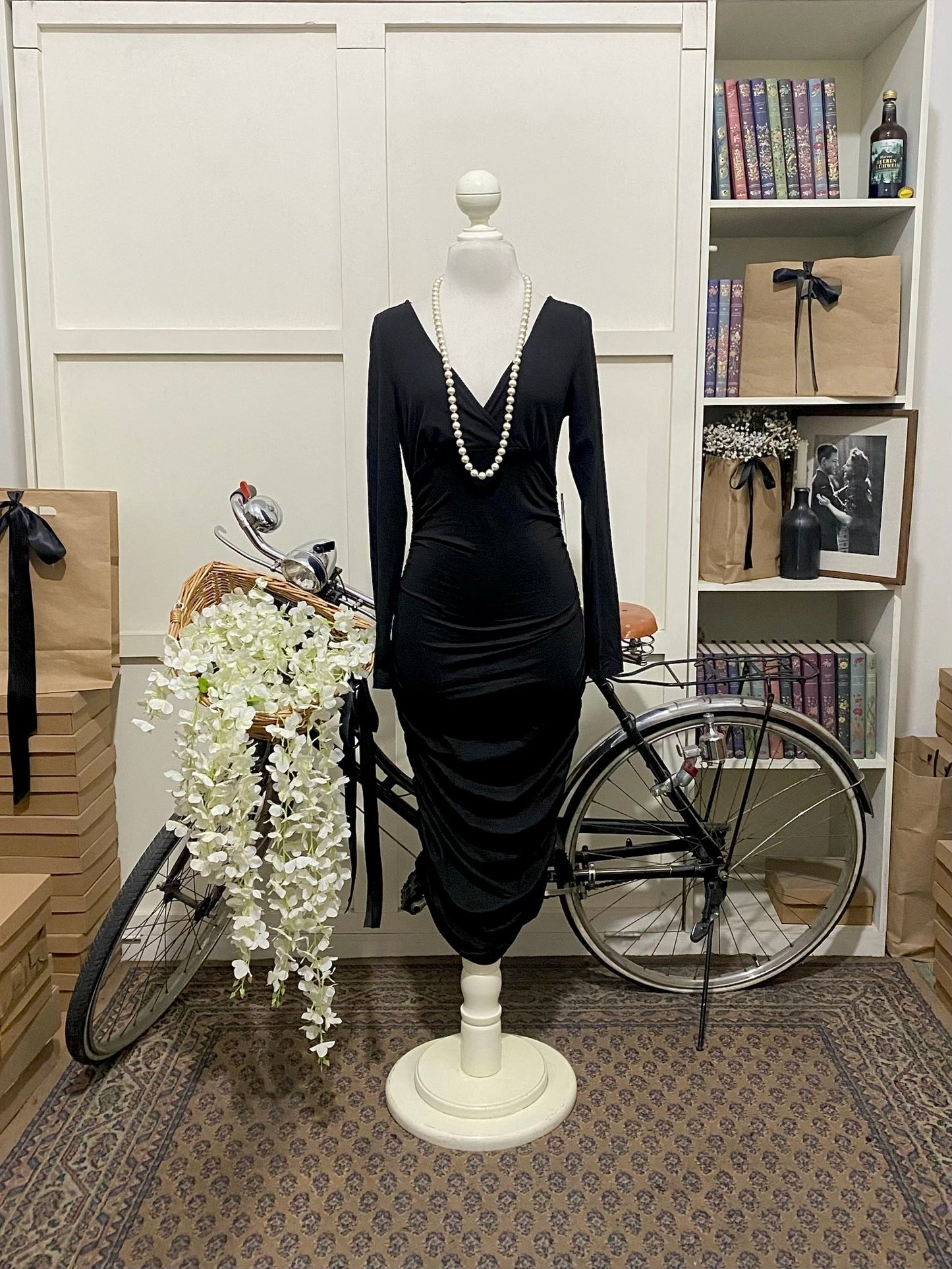 Astrid, vestido midi ajustado negro manga larga