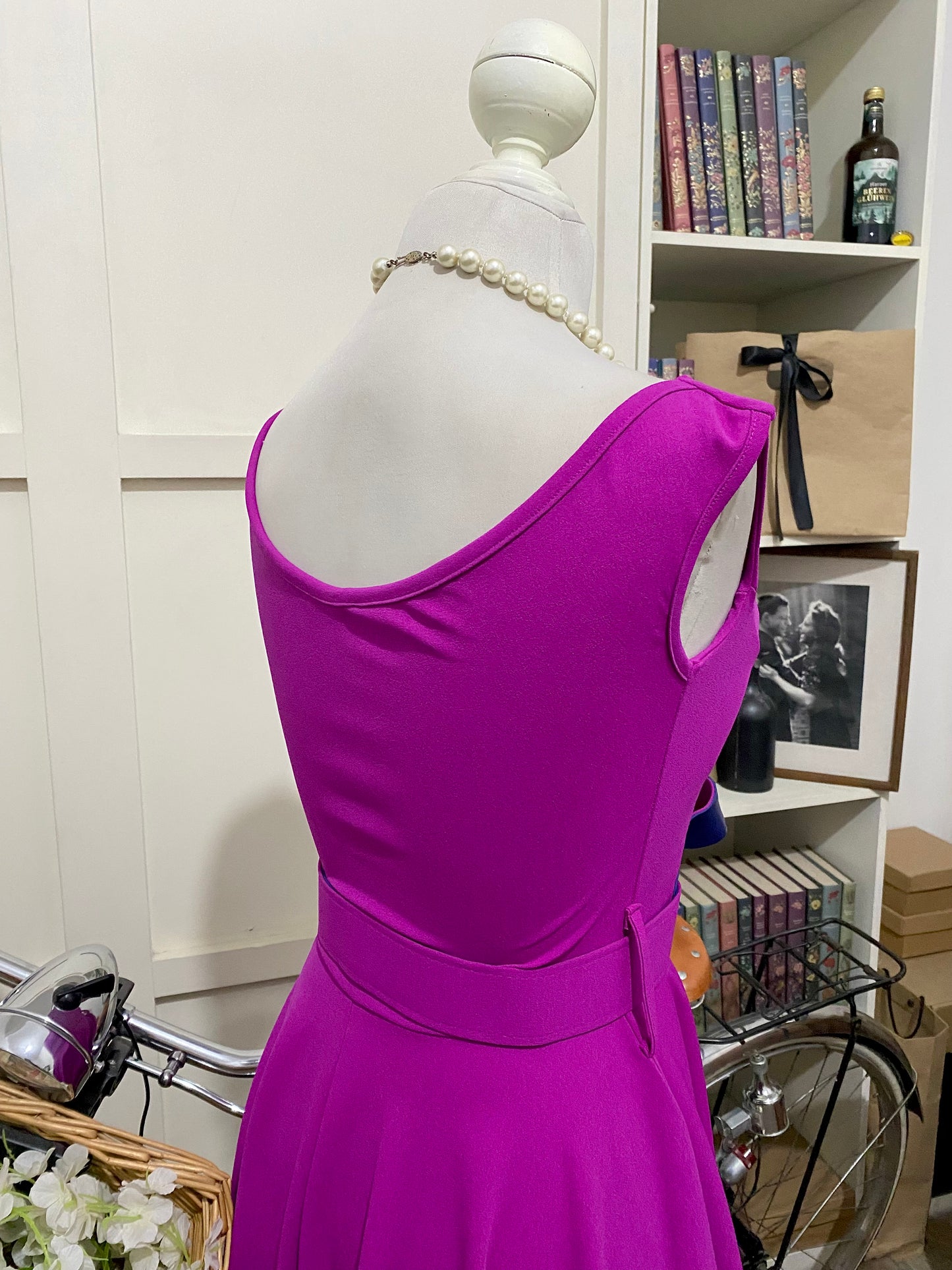 Julissa, vestido corto línea A magenta tirantes