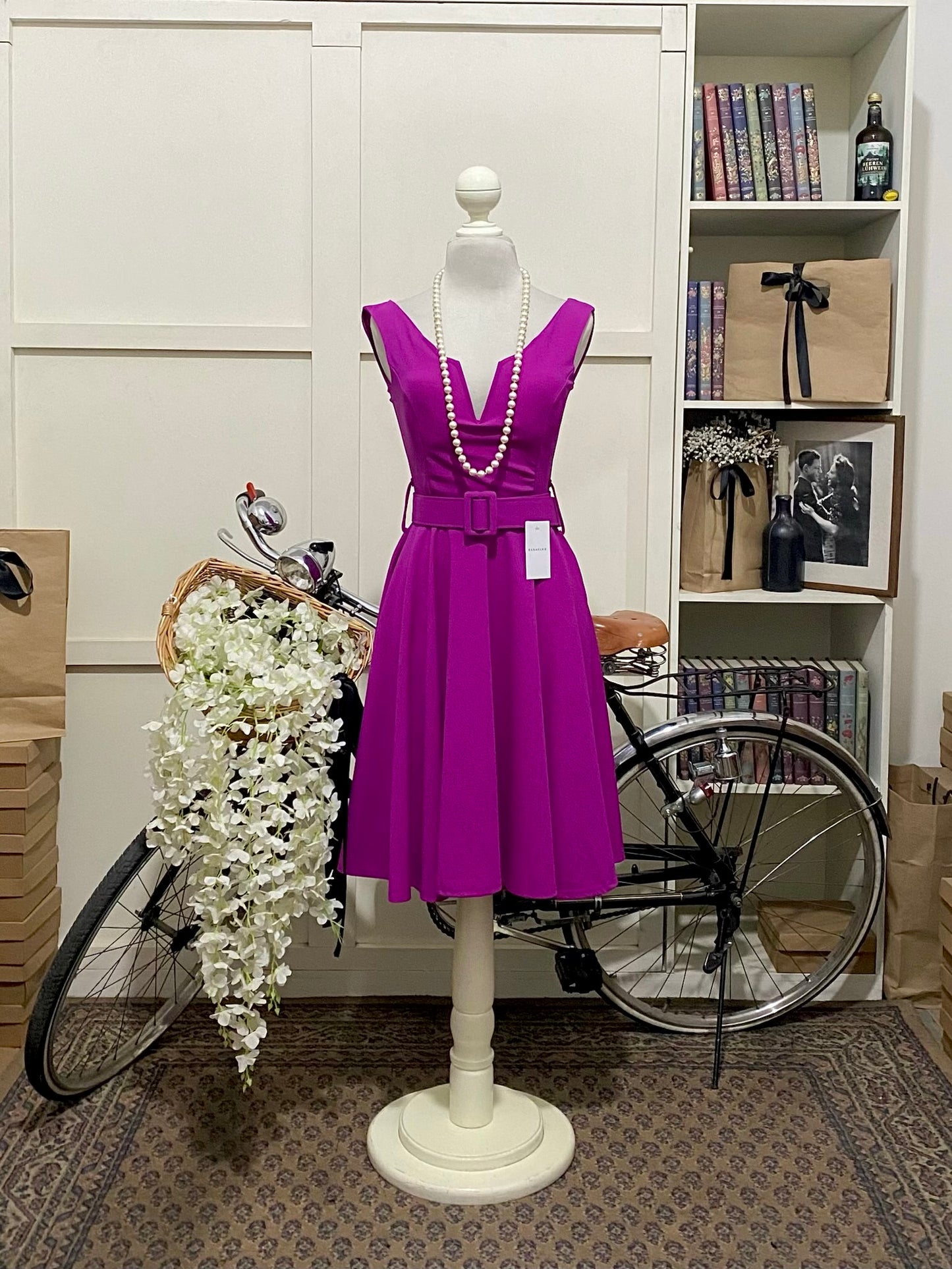 Julissa, vestido corto línea A magenta tirantes