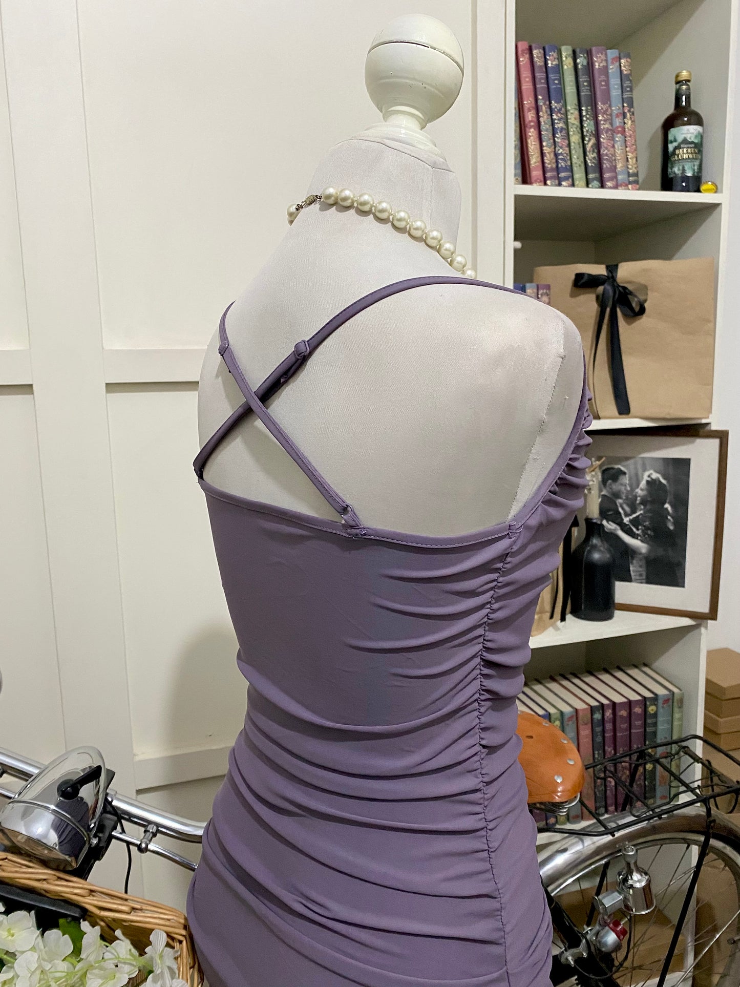 Leonora, vestido midi ajustado púrpura malva tirantes