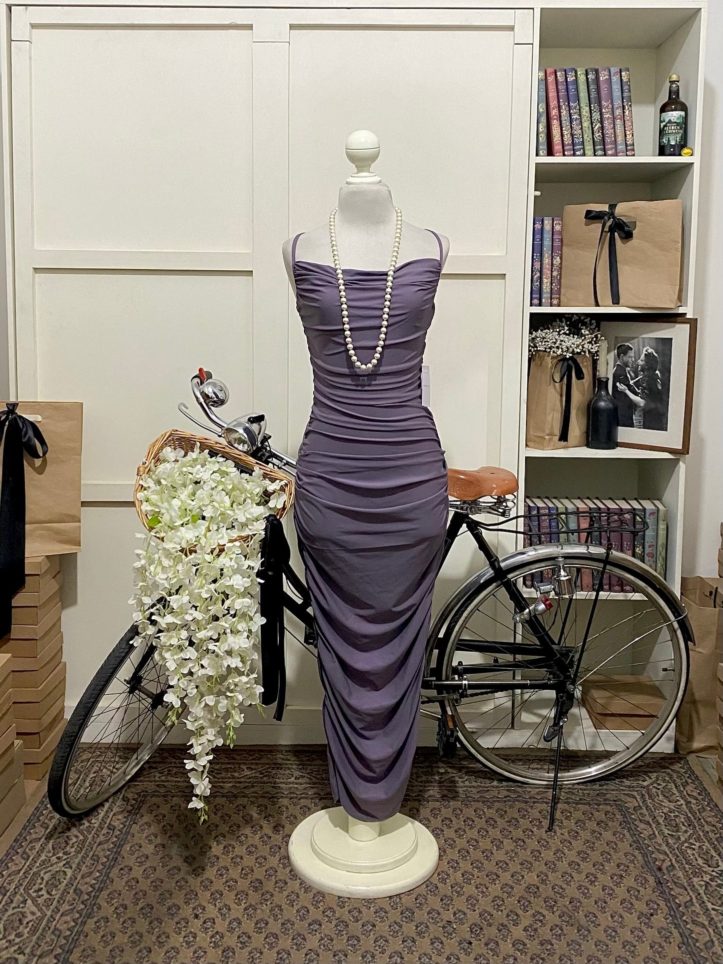 Leonora, vestido midi ajustado púrpura malva tirantes