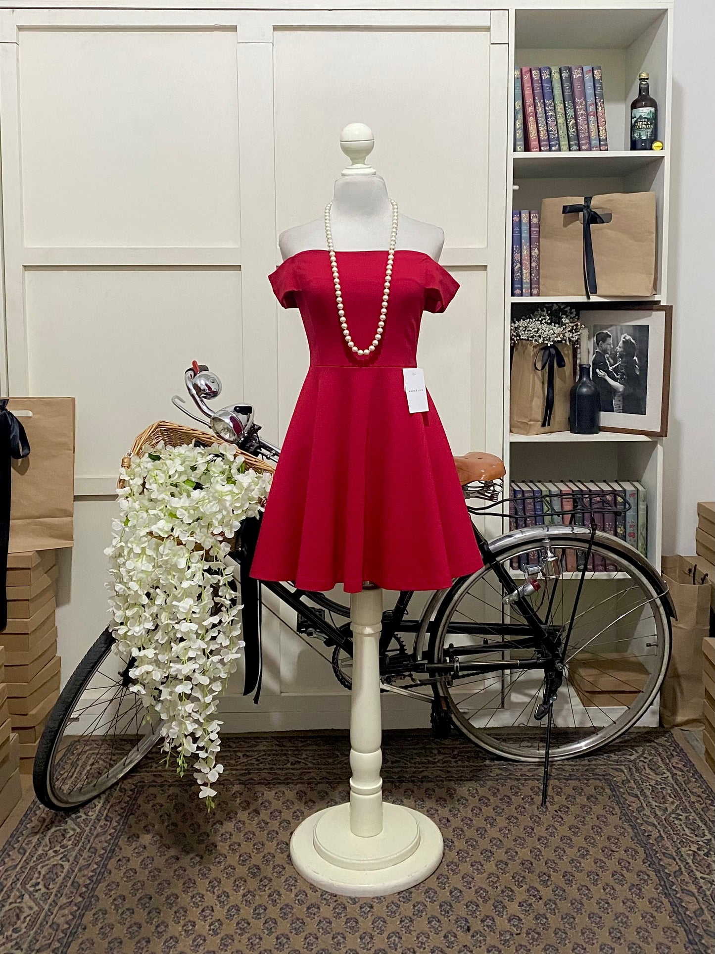 Kary, vestido corto línea A rojo hombros descubiertos