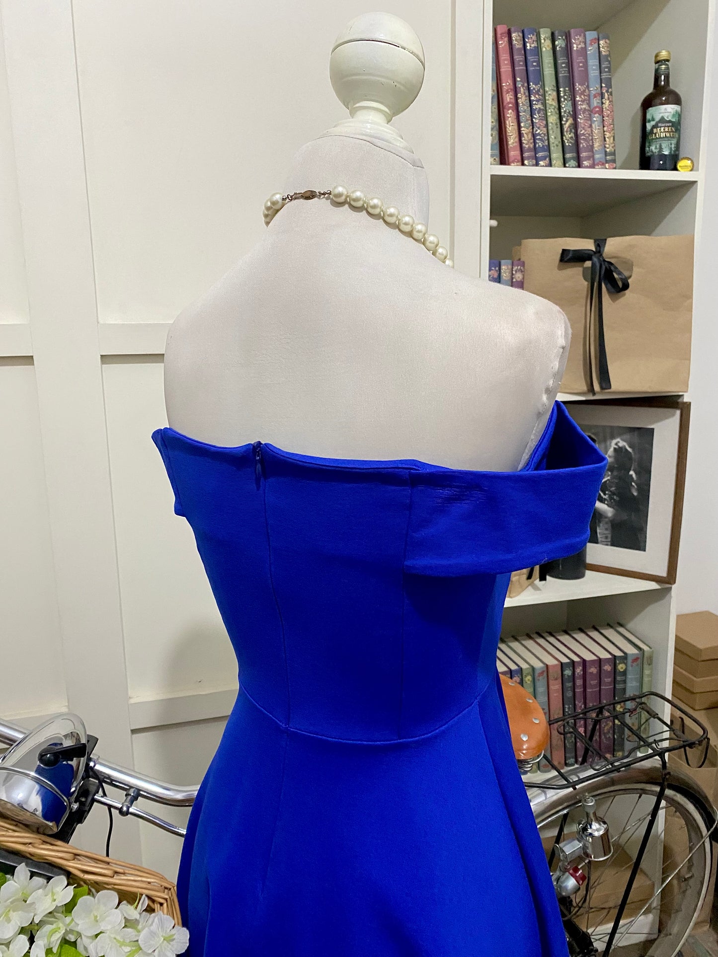 Michaela, vestido corto línea A azul rey o real hombros descubiertos