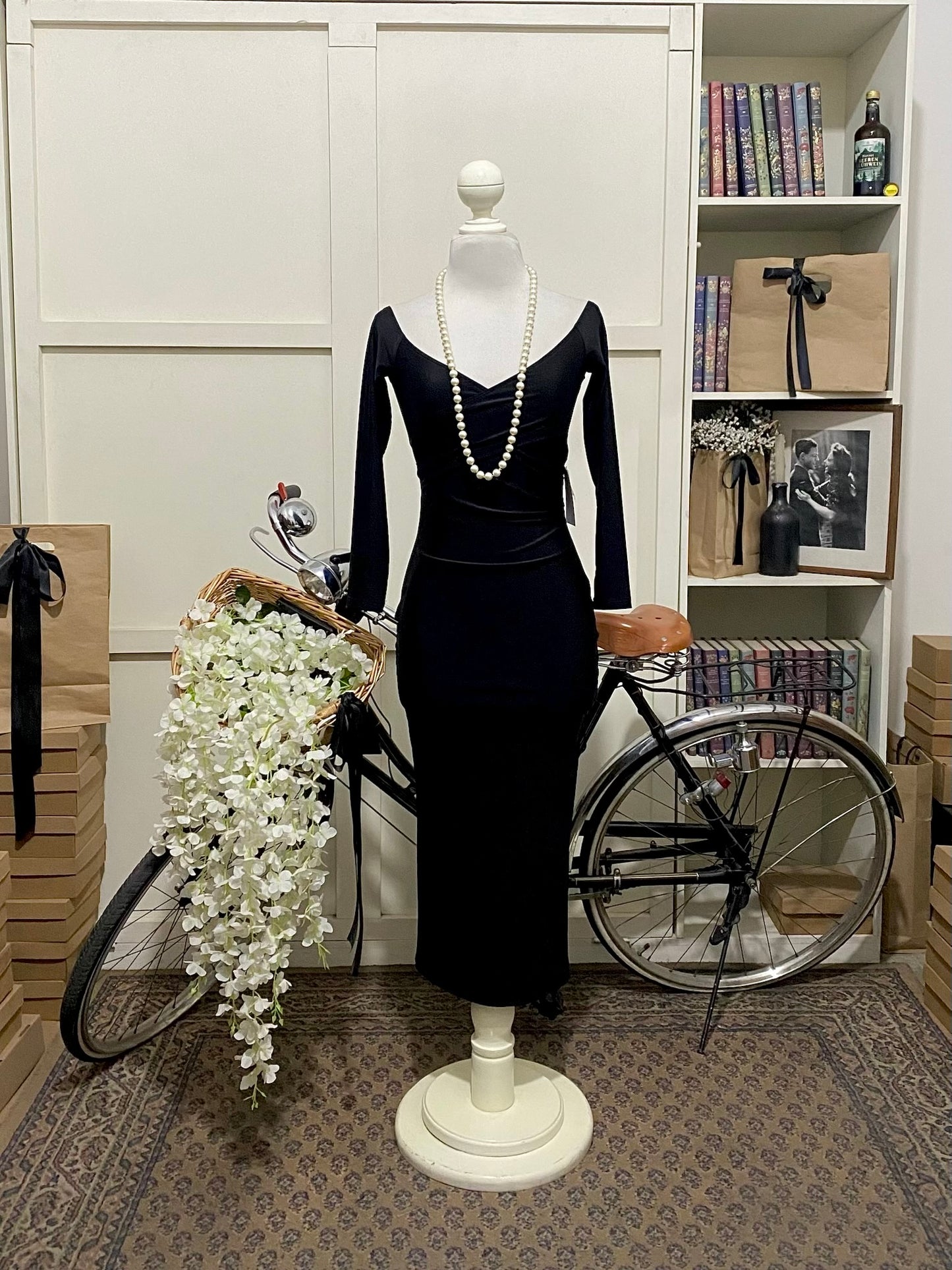 Ana, vestido midi ajustado negro manga larga