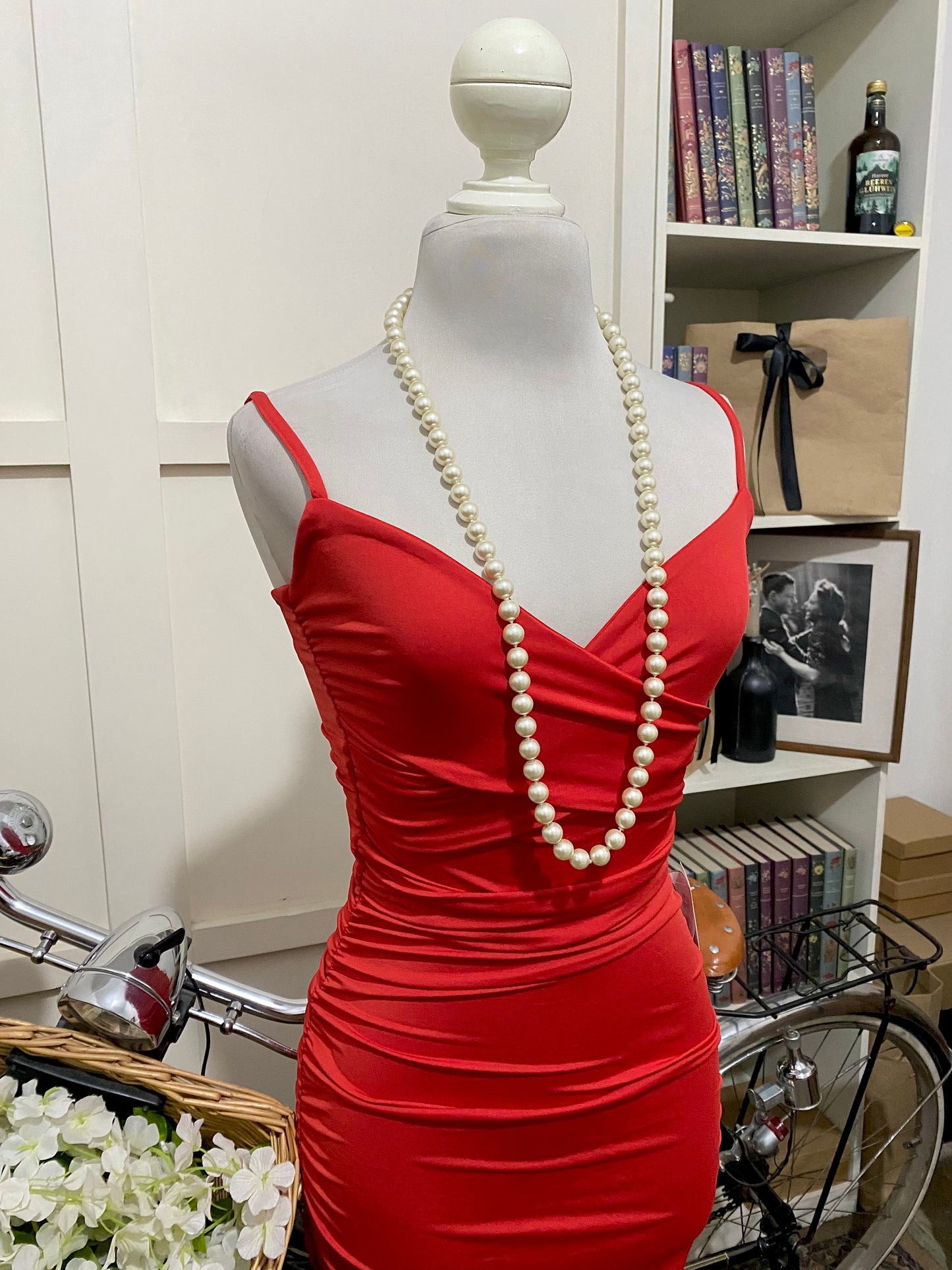 Johana, vestido midi ajustado rojo tirantes
