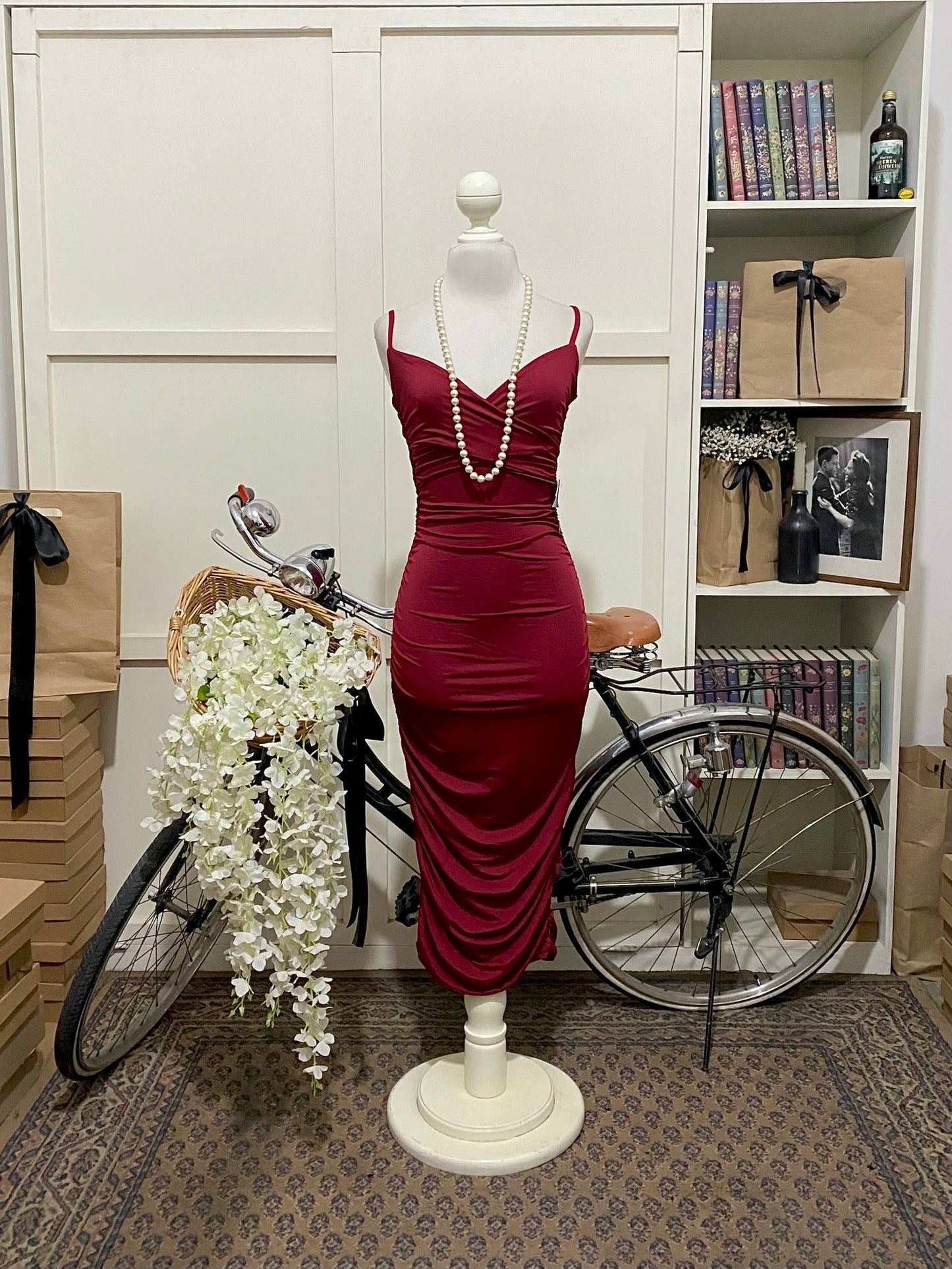 Johana, vestido midi ajustado burdeos o tinto tirantes