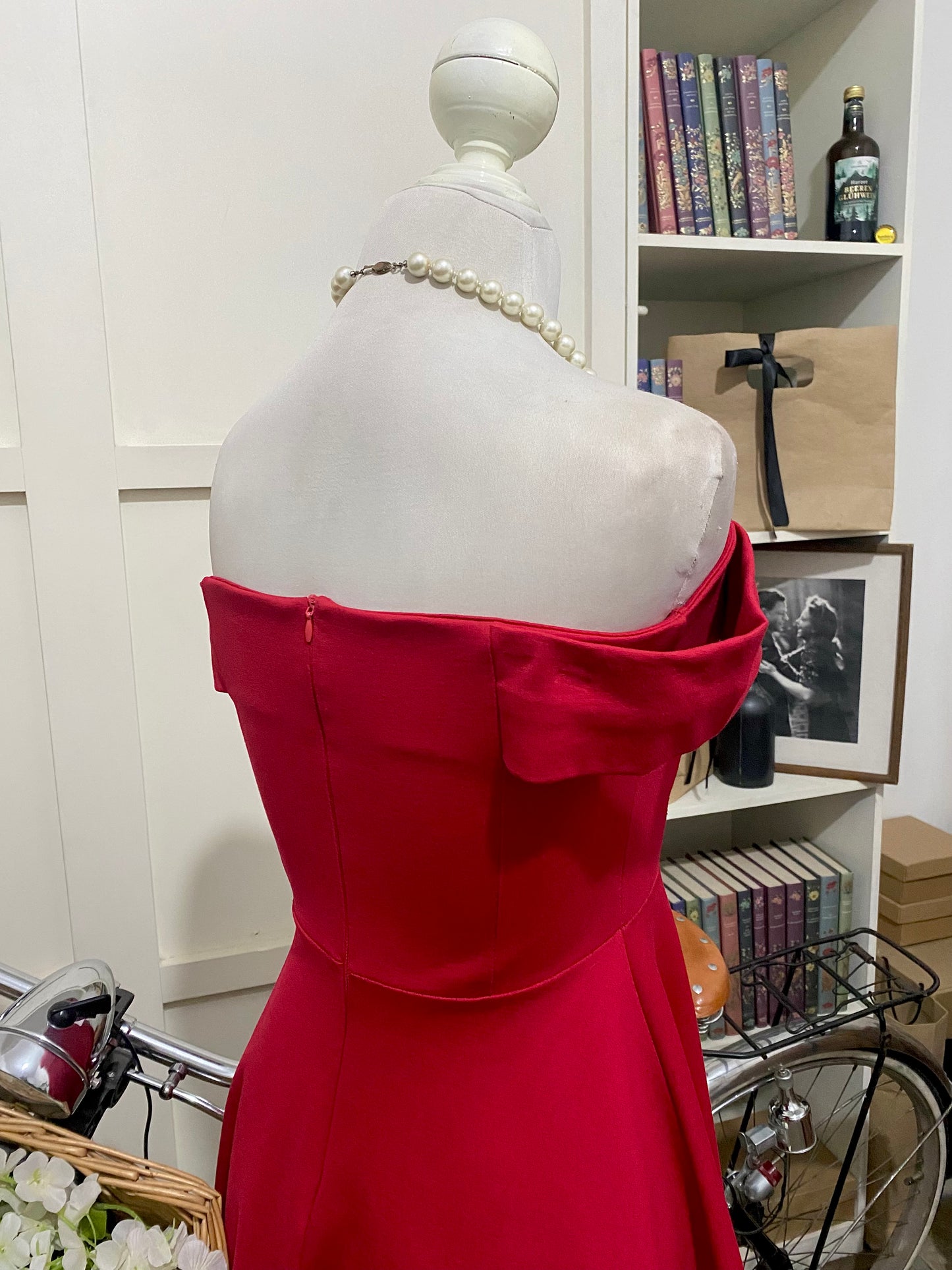 Kary, vestido corto línea A rojo hombros descubiertos