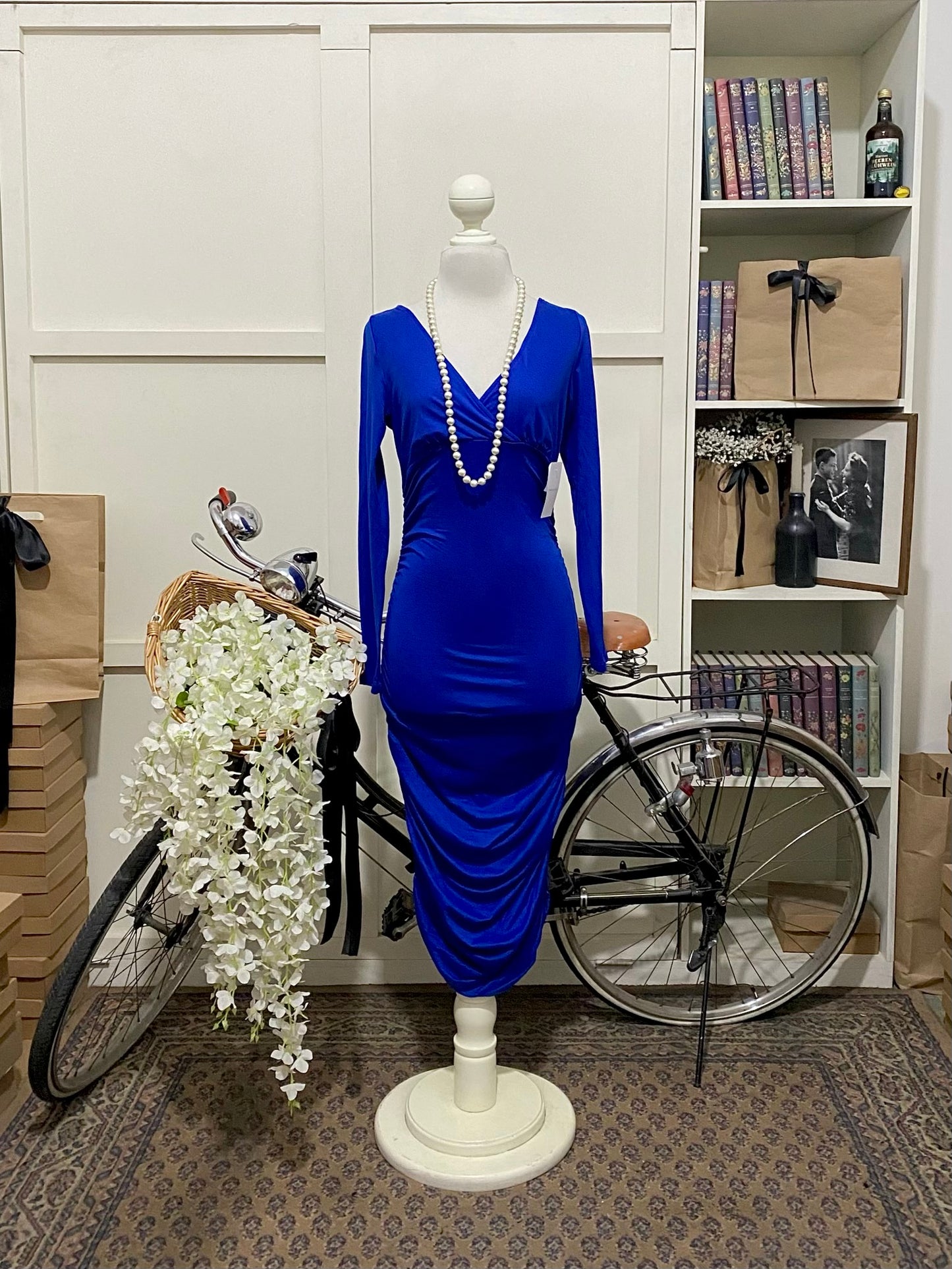 Astrid, vestido midi ajustado azul rey o real manga larga