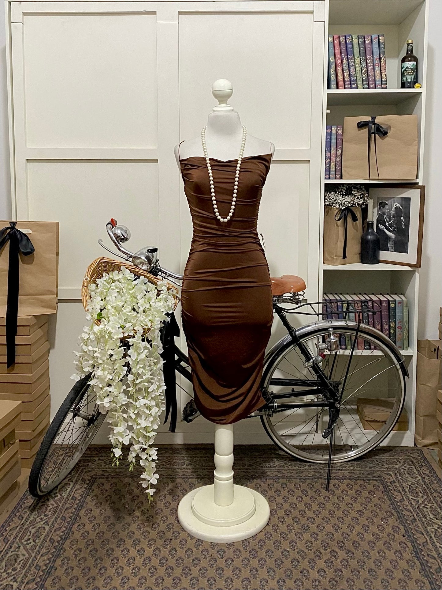 Larisa, vestido midi ajustado café oscuro tirantes