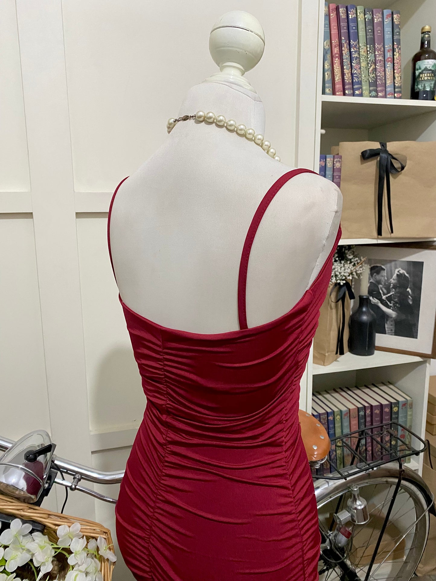 Johana, vestido midi ajustado burdeos o tinto tirantes