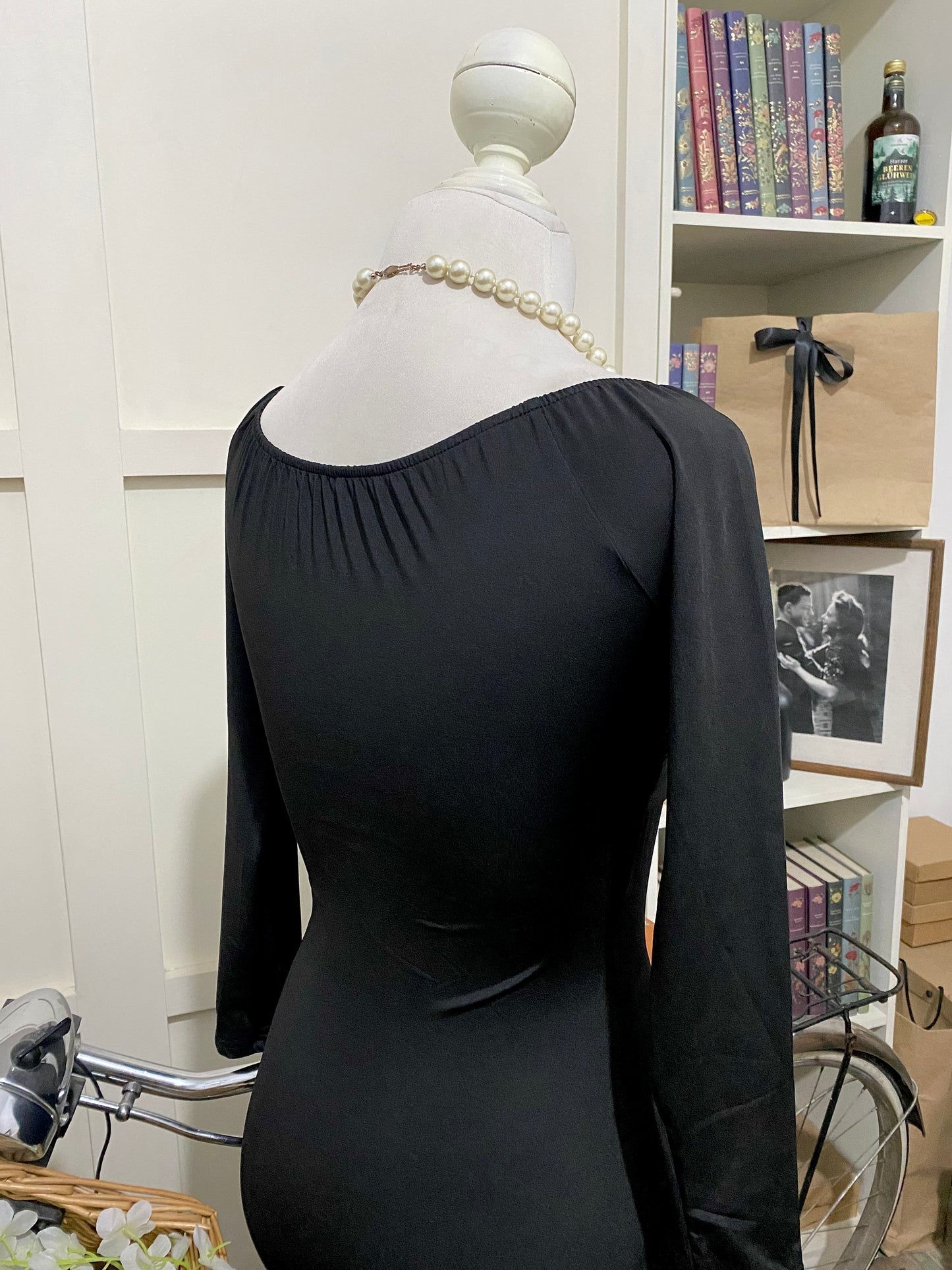 Ana, vestido midi ajustado negro mate manga larga