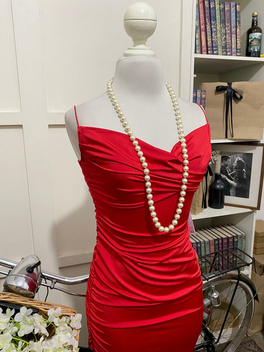 Larisa, vestido midi ajustado rojo tirantes