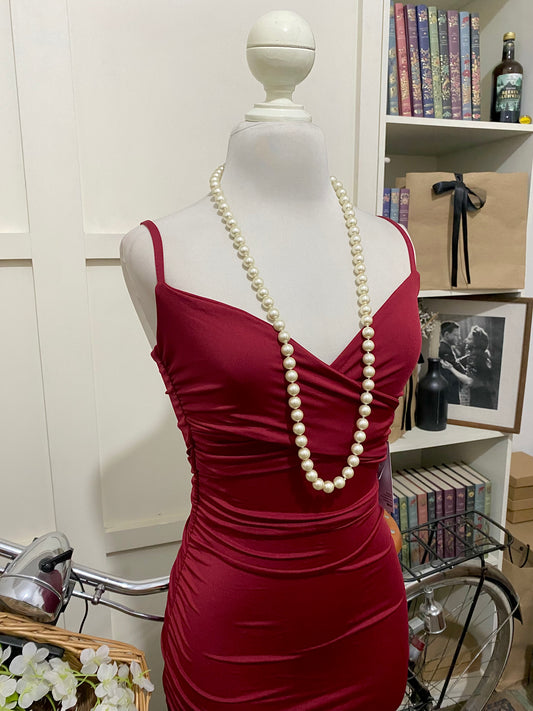 Johana, vestido midi ajustado burdeos o tinto tirantes