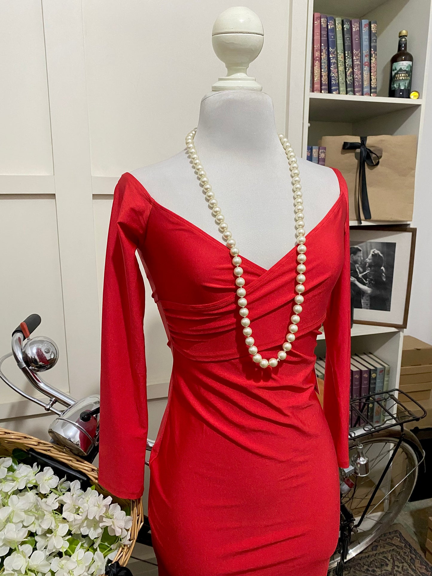 Ana, vestido midi ajustado rojo manga larga