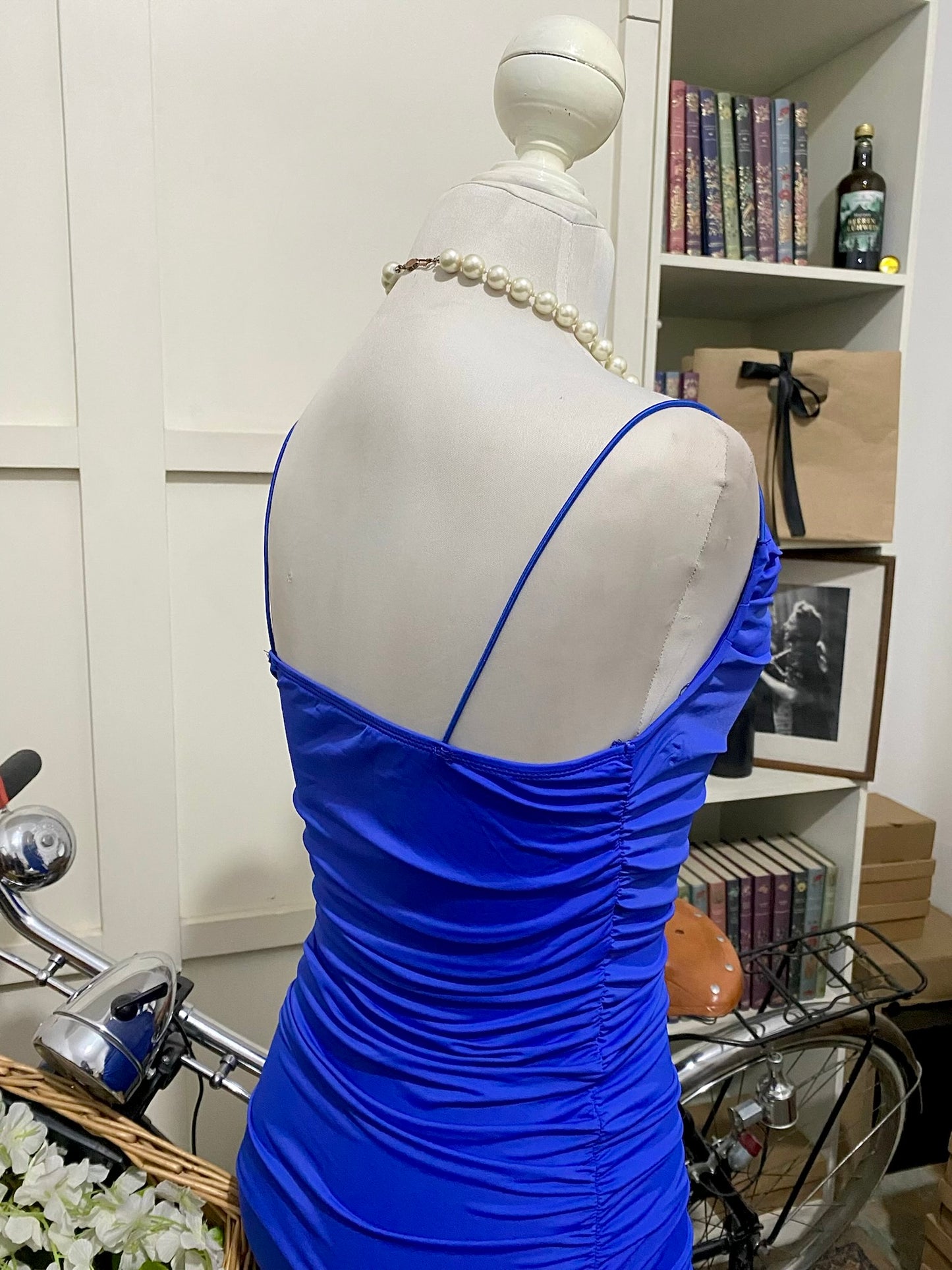 Larisa, vestido midi ajustado azul rey o real tirantes