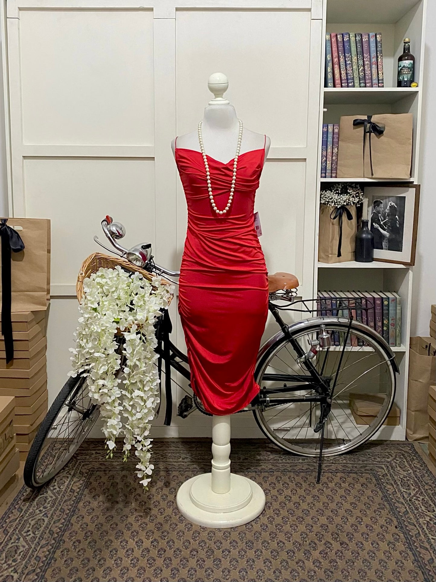 Larisa, vestido midi ajustado rojo tirantes
