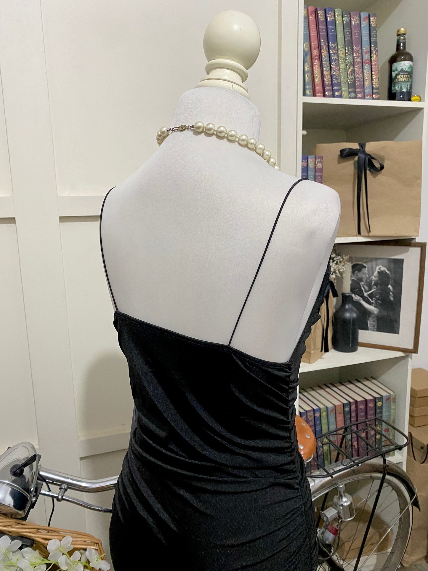 Larisa, vestido midi ajustado negro tirantes