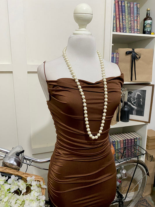 Larisa, vestido midi ajustado café oscuro tirantes