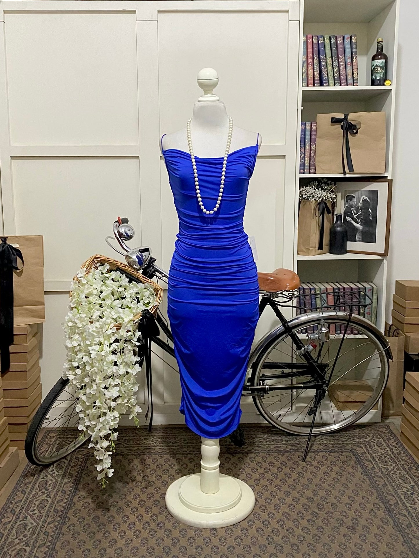 Larisa, vestido midi ajustado azul rey o real tirantes