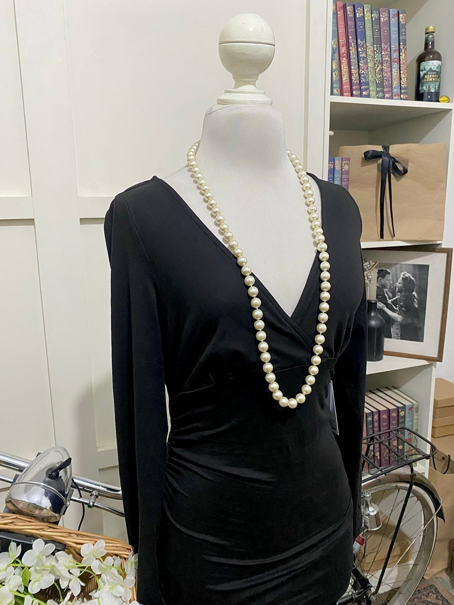 Astrid, vestido midi ajustado negro manga larga
