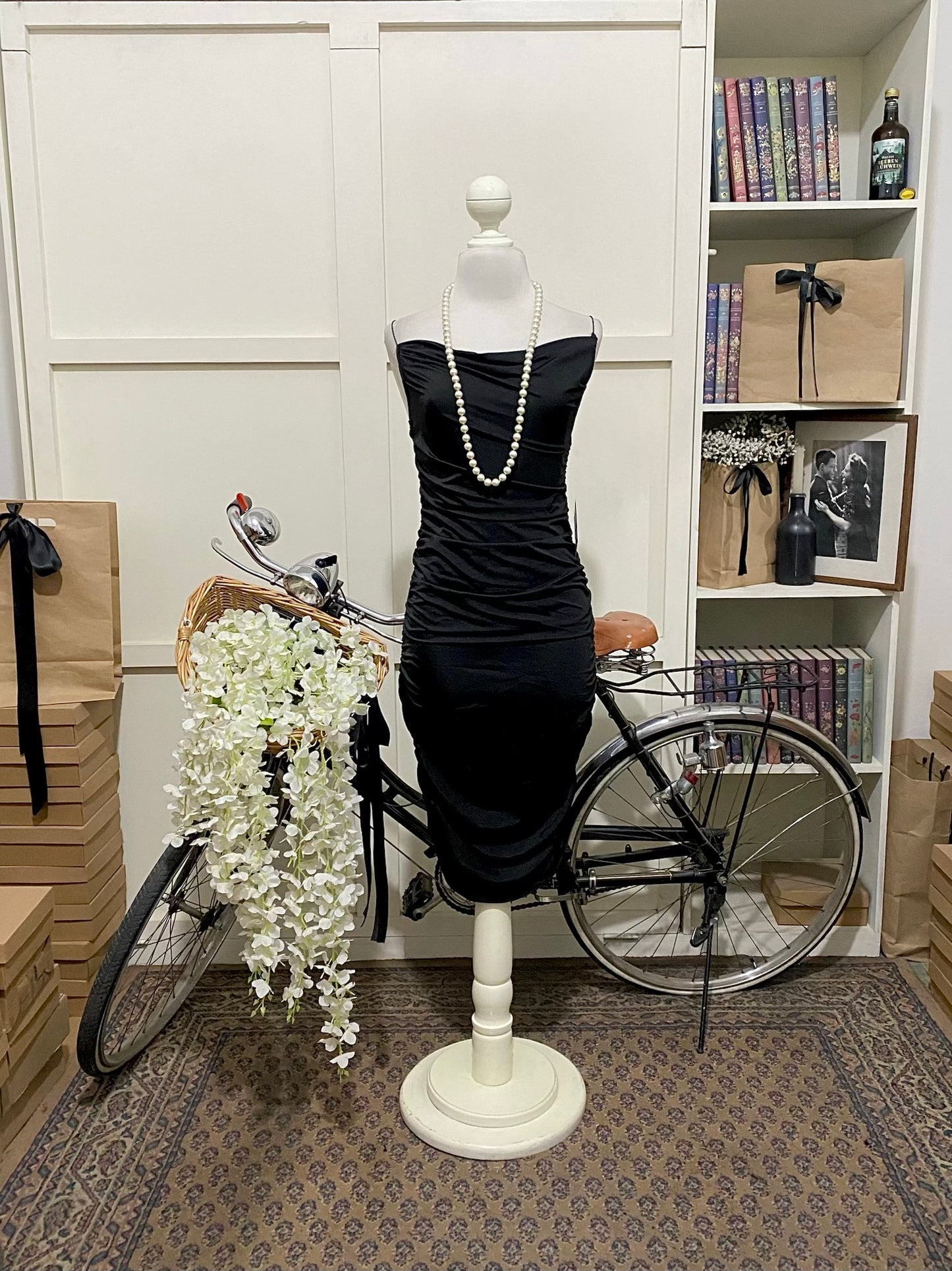 Larisa, vestido midi ajustado negro tirantes
