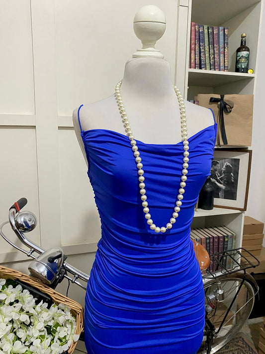 Larisa, vestido midi ajustado azul rey o real tirantes
