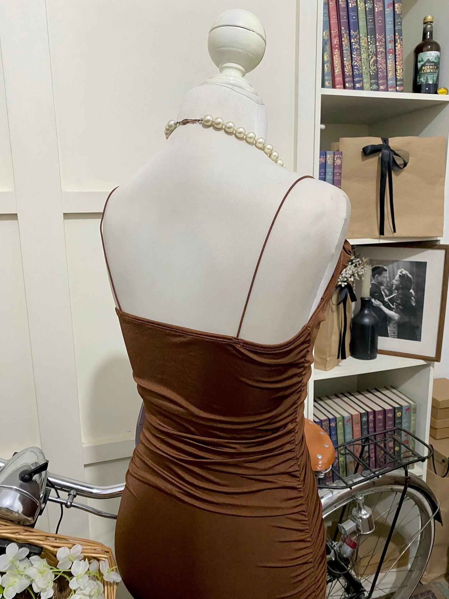 Larisa, vestido midi ajustado café oscuro tirantes