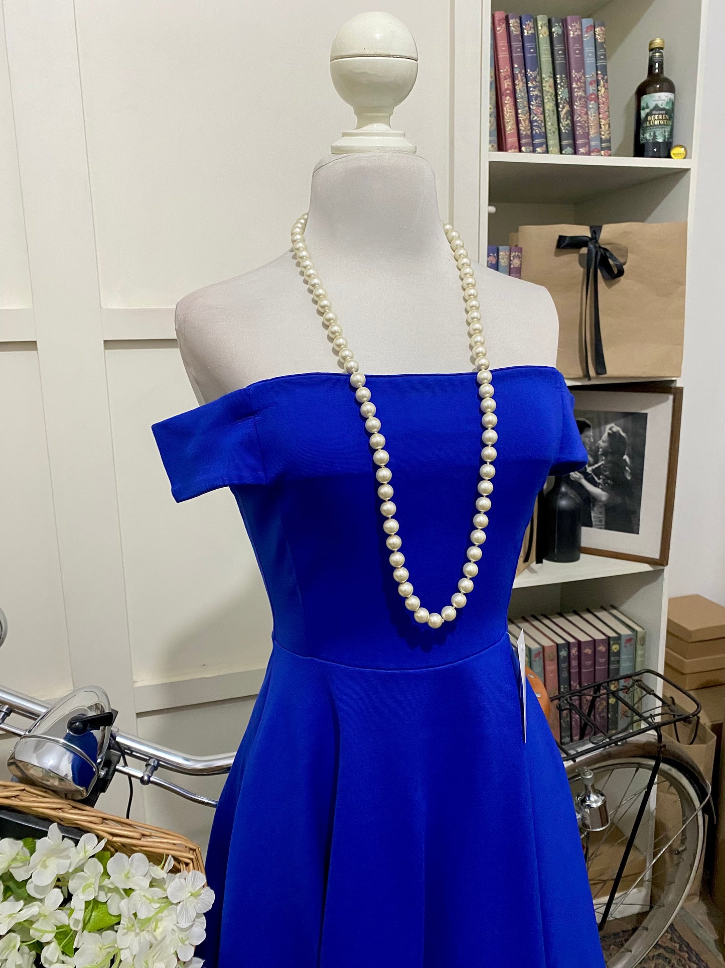 Michaela, vestido corto línea A azul rey o real hombros descubiertos